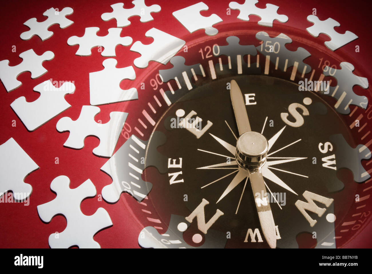Jigsaw Puzzle-Teile und Kompass Stockfoto