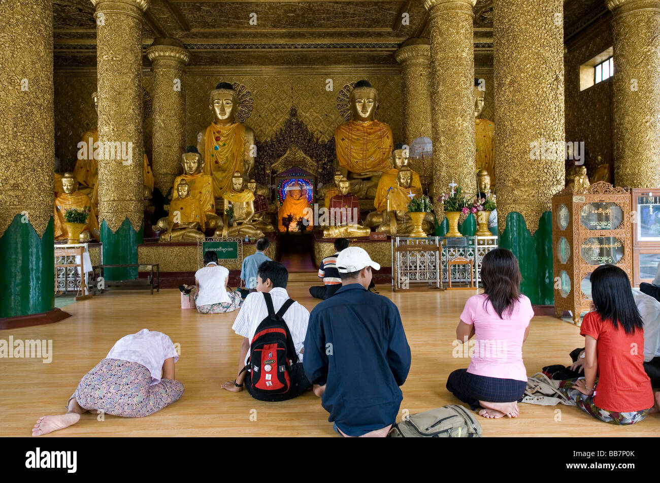 Debvotees Buddha zu verehren. Shwedagon-Pagode. Yangon. Myanmar Stockfoto