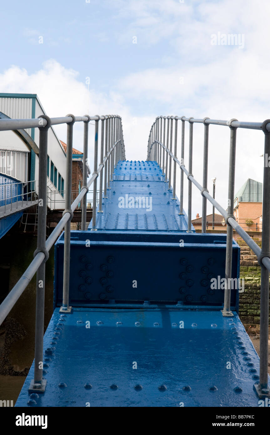 Blauer Stahl Gantry zu schwimmenden Anlegestelle Stockfoto