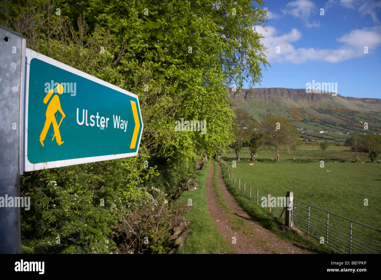Ulster-Wege-Schild und Fußweg unter Lurigethan Berg Glenariff Grafschaft Antrim Nordirland Vereinigtes Königreich Stockfoto