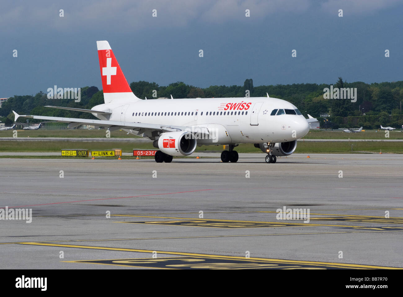 Swiss International Air Lines Airbus A319-112 HB-IPV Verkehrsflugzeug des Rollens bei Flughafen Genf Schweiz Geneve Suisse Stockfoto