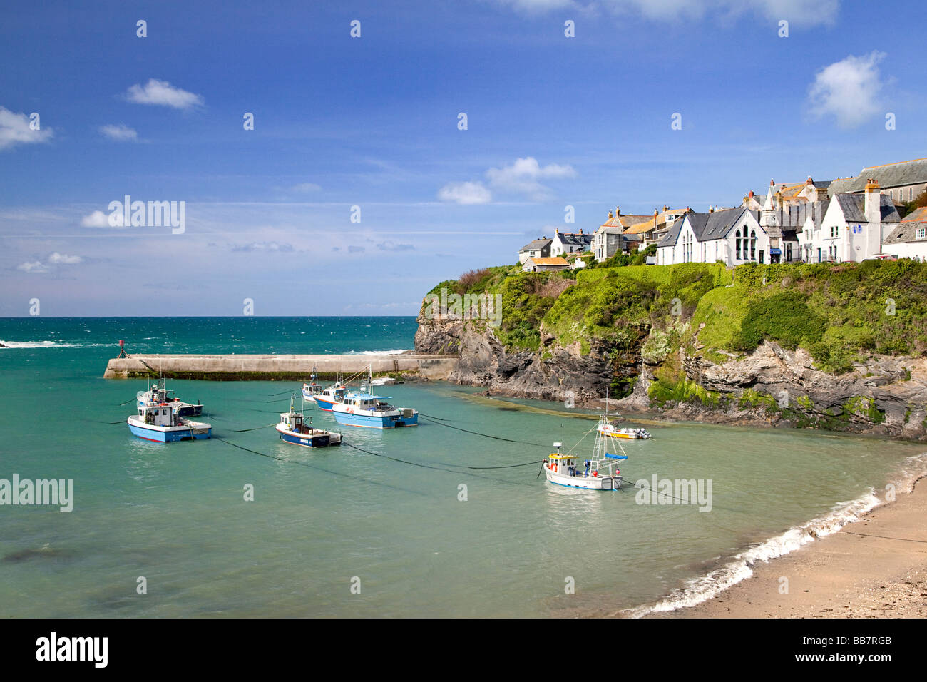 Port Isaac ist eines der beliebtesten Urlaubsziele in Cornwall, England, UK. Stockfoto