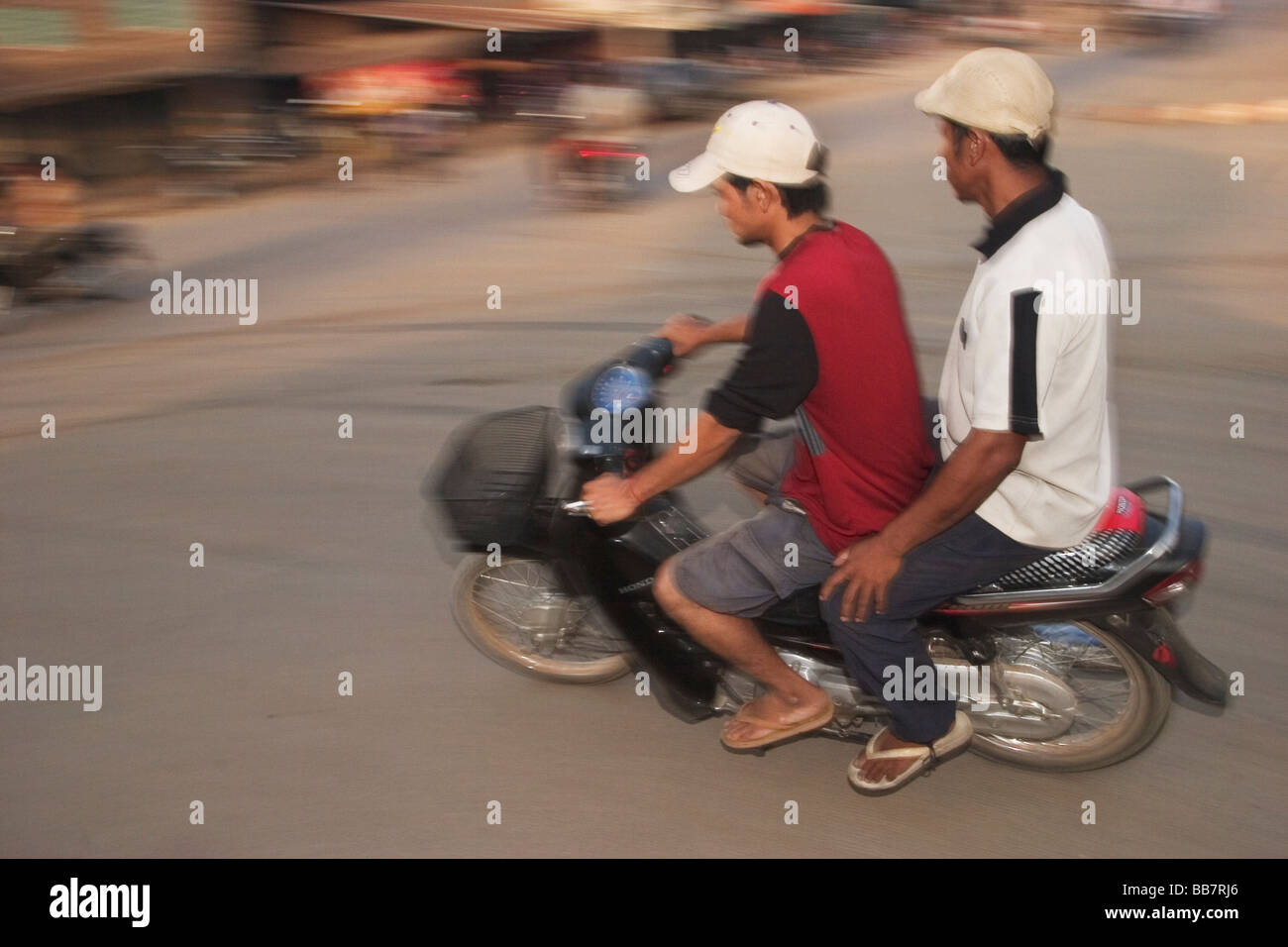 Männer auf Motorrad-Experte um einen Platz in Battambang, Kambodscha. Stockfoto