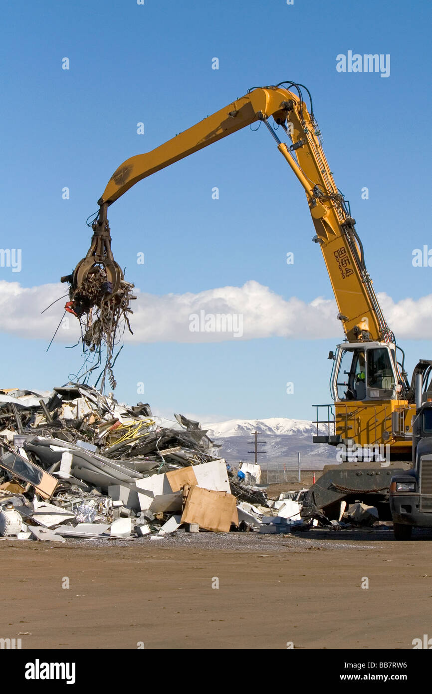 Scrap metal recycling yard lifting Fotos und Bildmaterial in hoher
