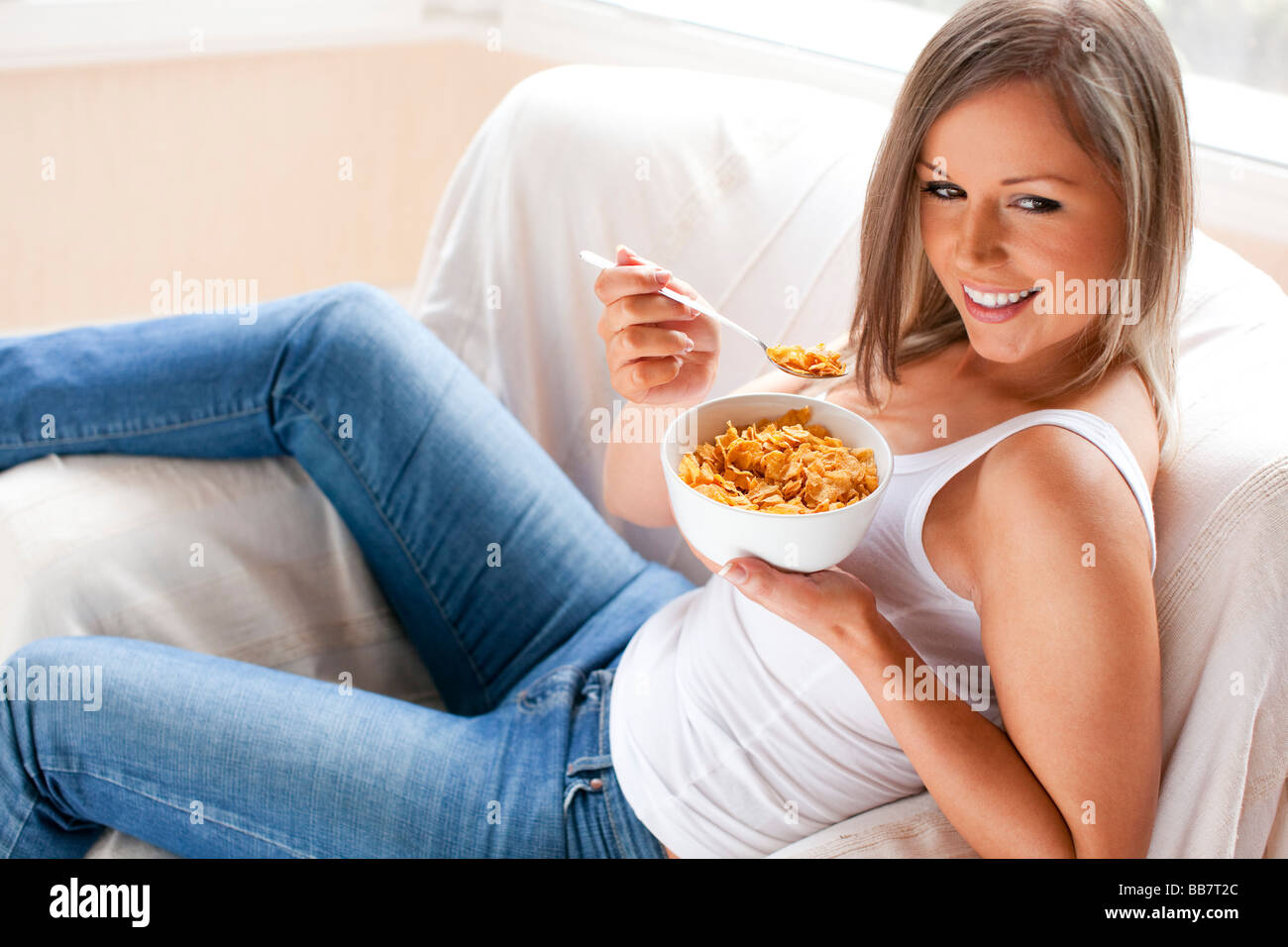 Mädchen beim Cornflakes Frühstück Stockfoto