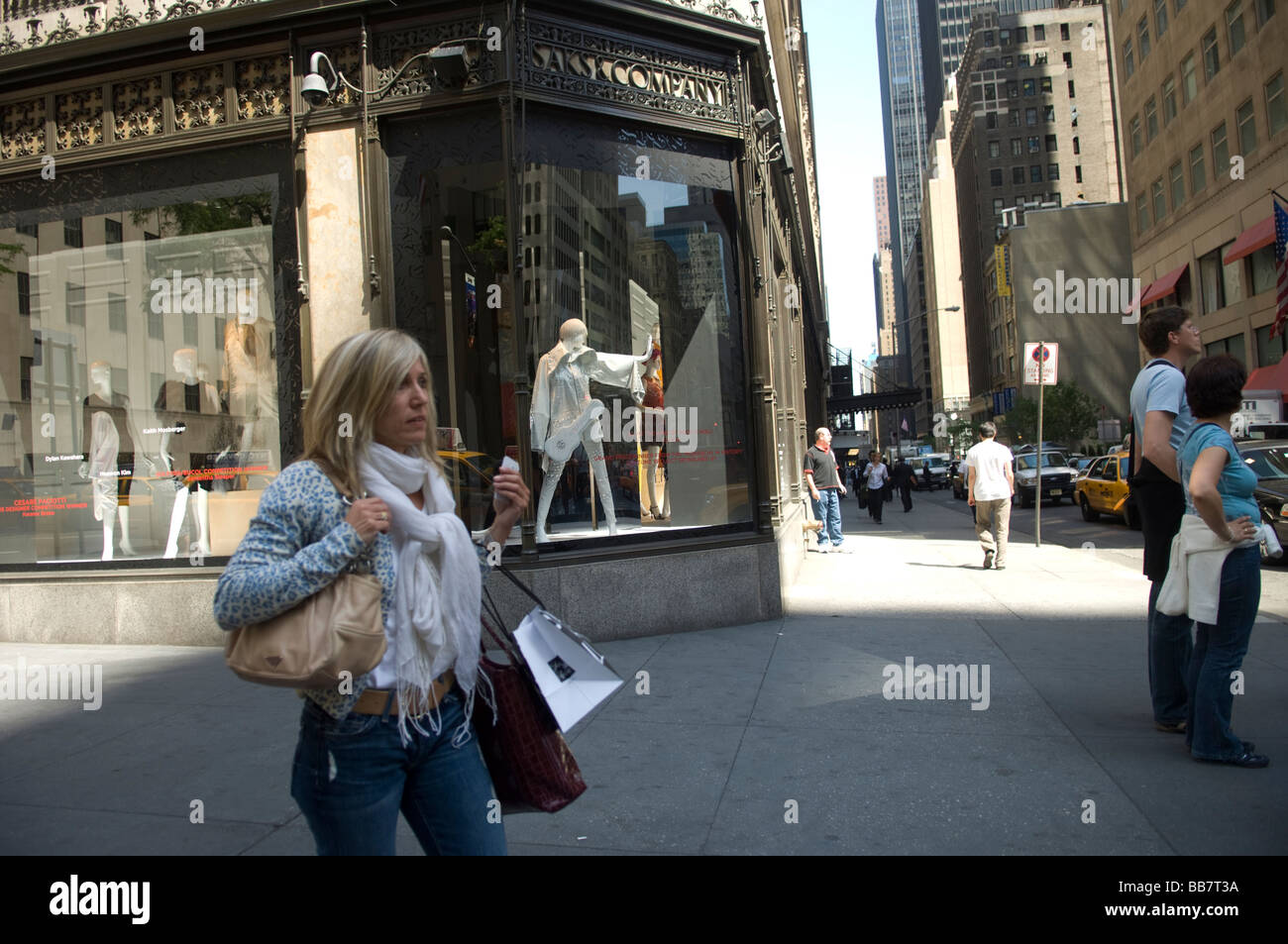 Käufer außerhalb von Saks Fifth Avenue in New York Stockfoto