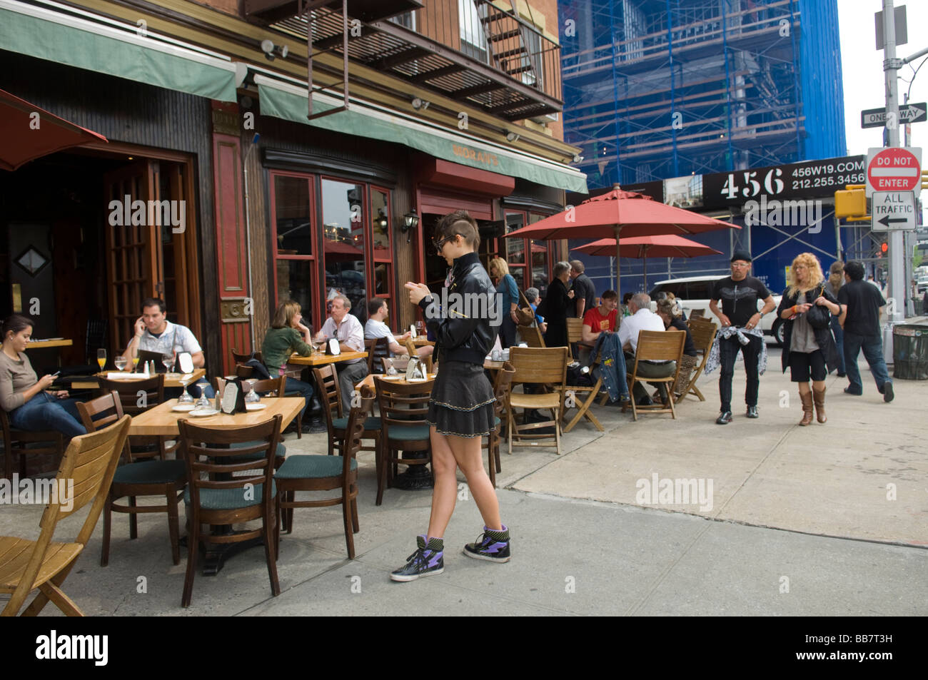 Eine Frau-Texte in einem Straßencafé im New Yorker Stadtteil Chelsea auf Samstag, 9. Mai 2009 Frances M Roberts Stockfoto