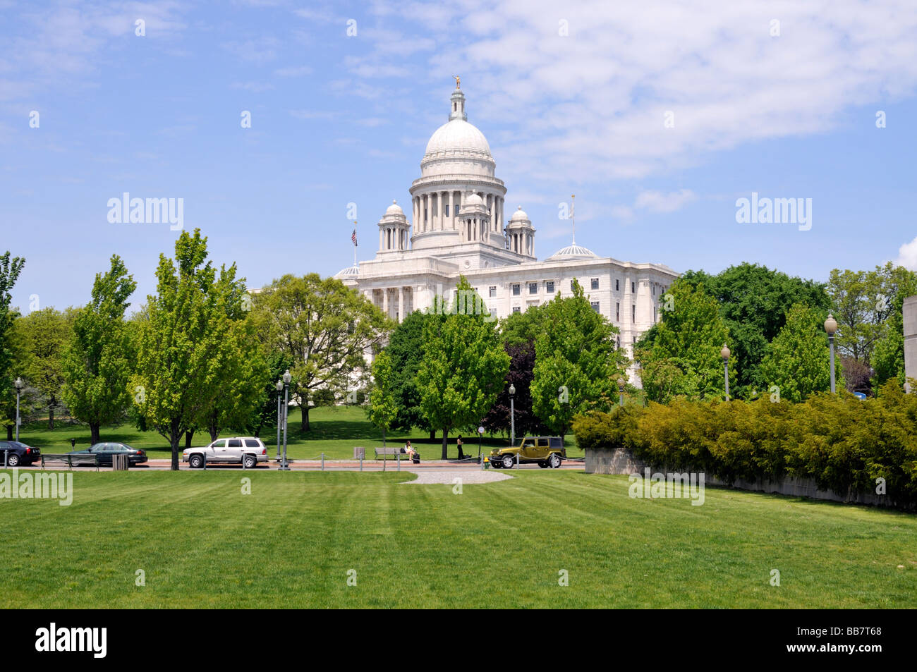 Das Rhode Island State House in Providence Rhode Island USA im Frühjahr mit Bäumen und grünen Rasen Stockfoto