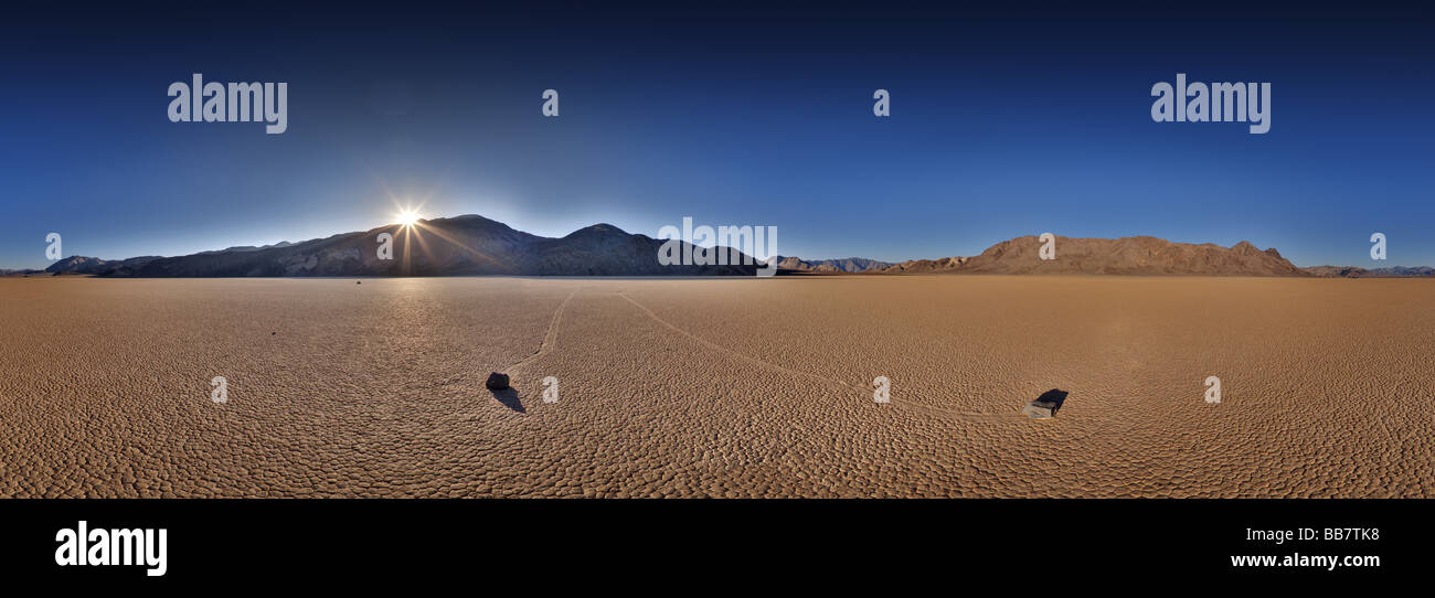 360-Grad-Panorama der beweglichen Felsen auf Salinen an der Rennstrecke im Death Valley National Park in Kalifornien, USA Stockfoto