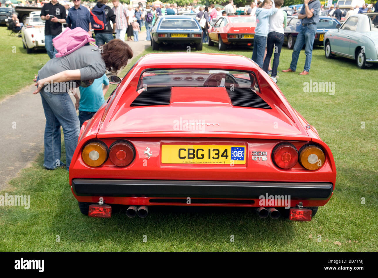 Menschen bewundern einen roten Ferrari GTB, Wallingford Classic-Rallye, Oxfordshire, Vereinigtes Königreich Stockfoto