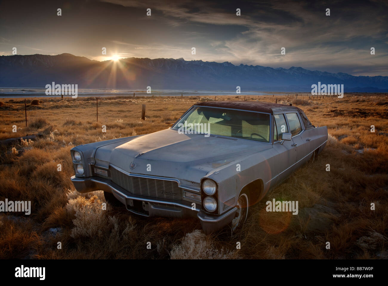 Verlassenes Cadillac-Auto in Field nahe Mount Whitney, Keeler nahe Lone Pine in Kalifornien USA Stockfoto
