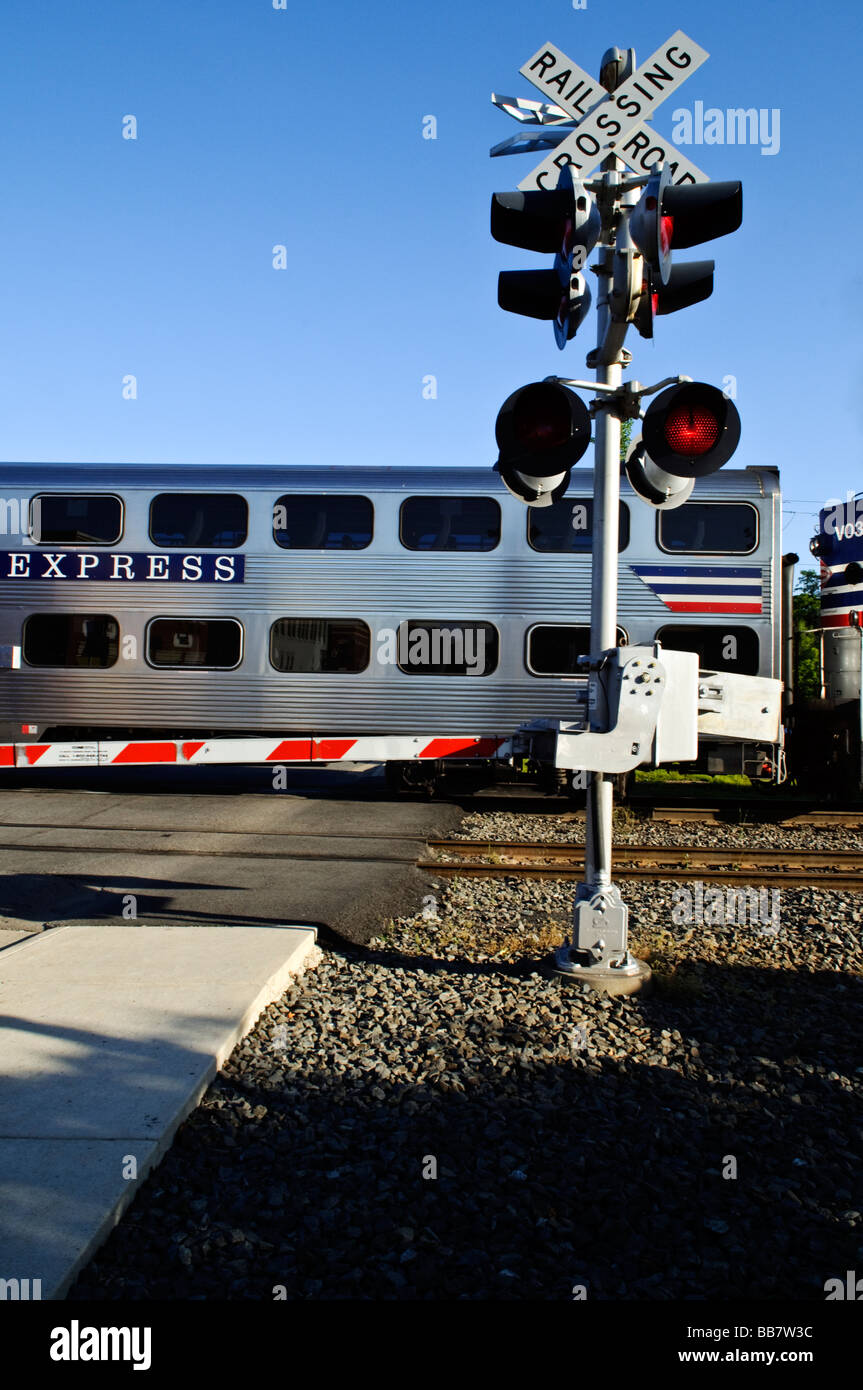 Virginia Railway Express überquert Manassas, Virginia Stockfoto