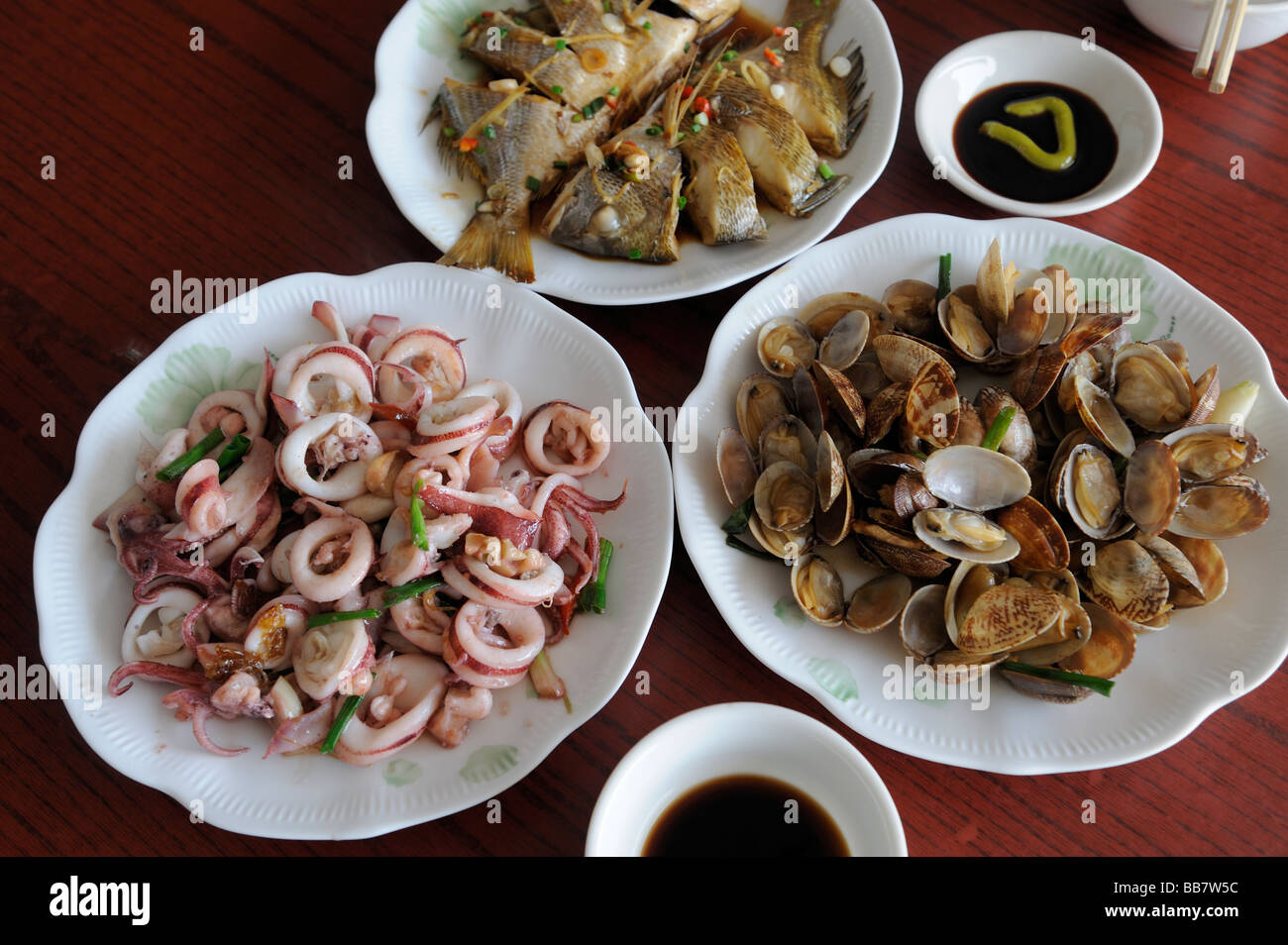 Gerichte der lokalen Meeresfrüchte in einem Restaurant in Zhangzhou, Fujian, China. Stockfoto