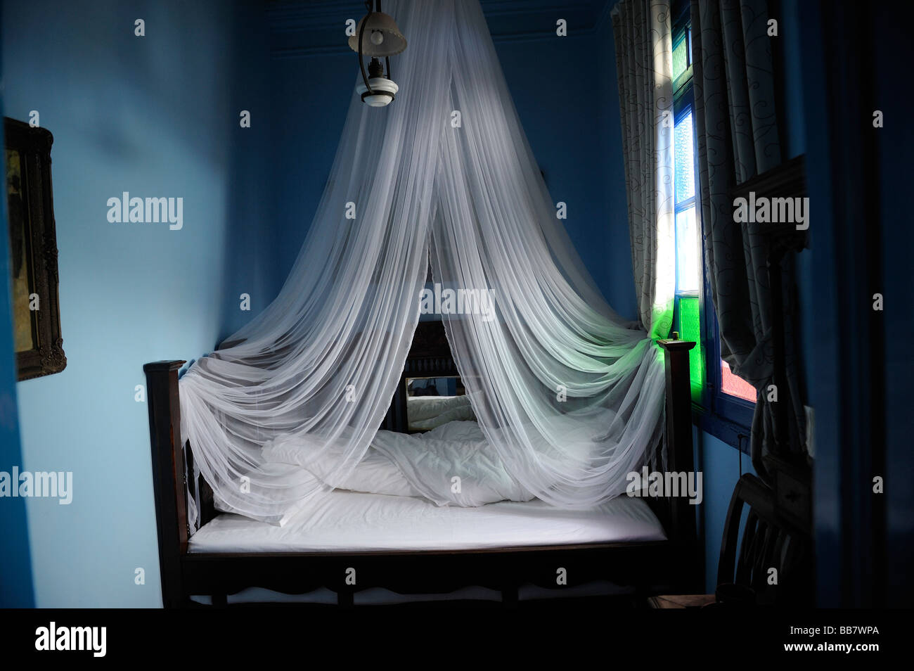 Weißes Moskitonetz über dem Bett in einem Hotel. Stockfoto