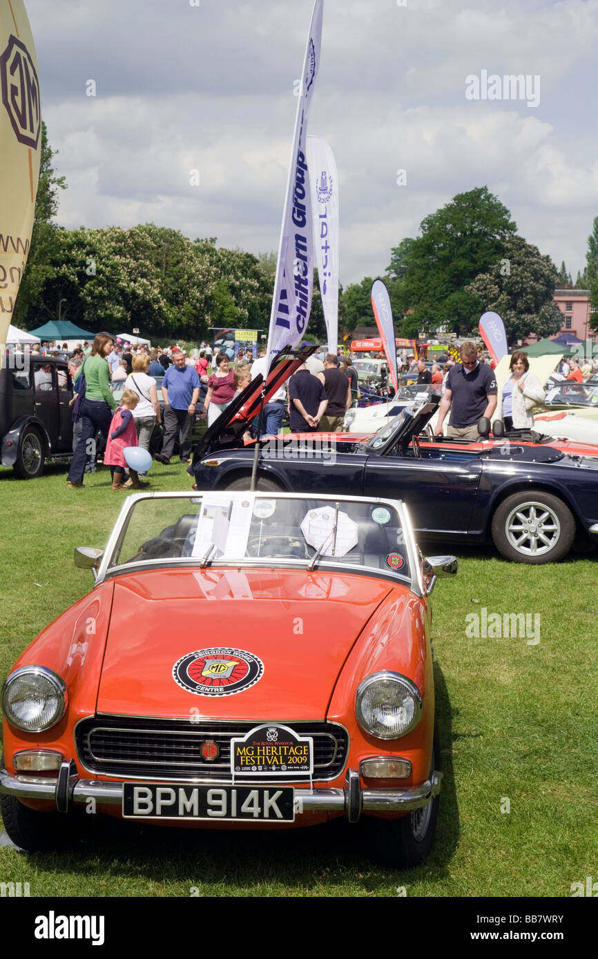 Menschenmassen auf der Wallingford Oldtimer Rallye, Wallingford, Oxfordshire, Vereinigtes Königreich Stockfoto