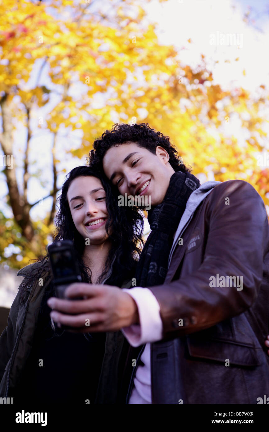 Teenager-Paar in der Liebe mit Handy Stockfoto