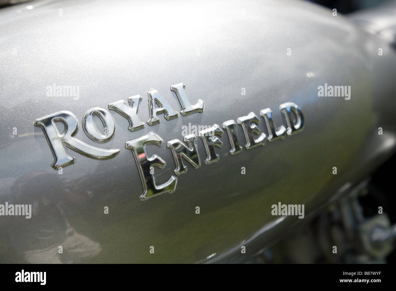 Nahaufnahme des Royal Enfield Insignia auf den Tank eines Motorrades Royal Enfield Stockfoto
