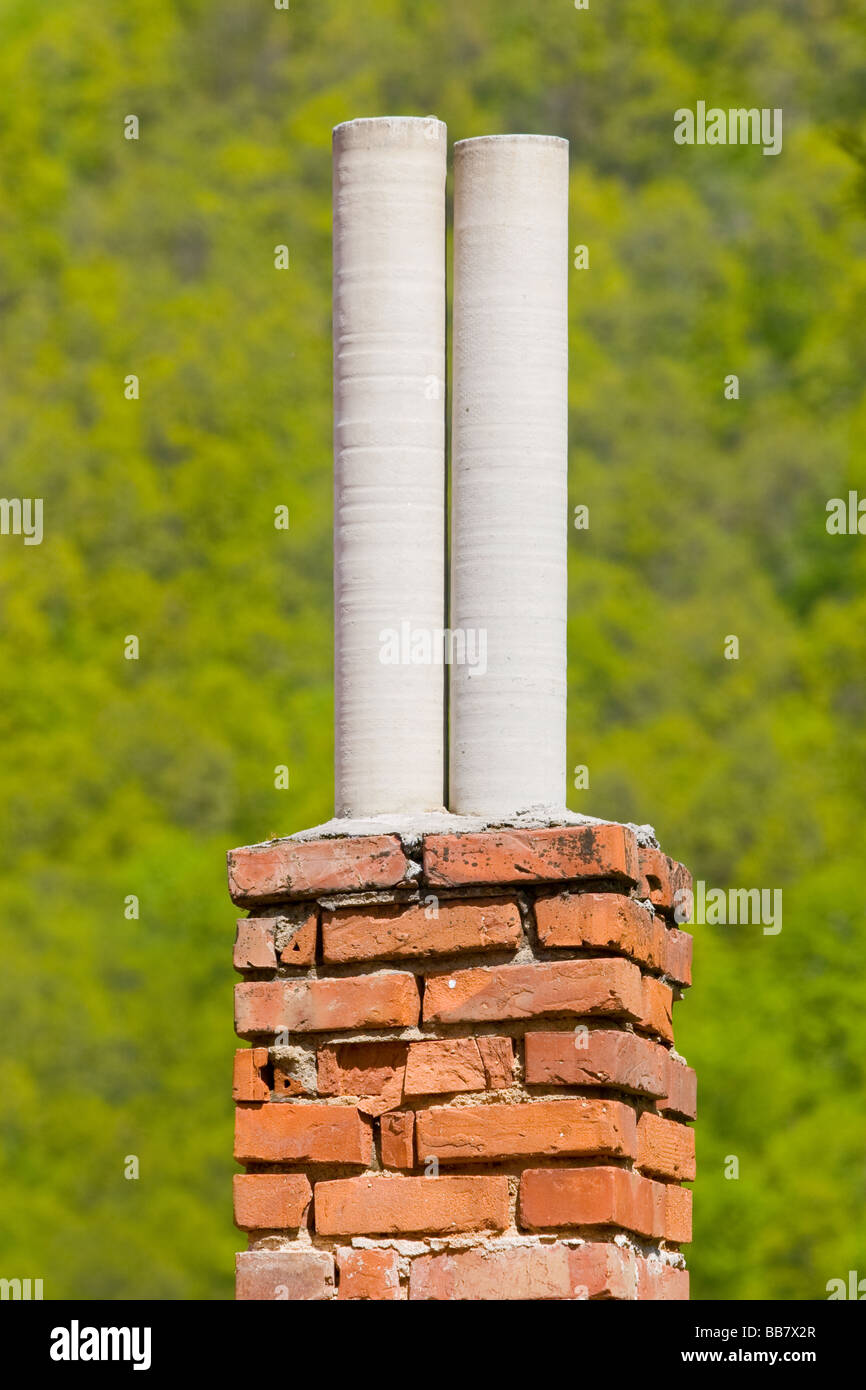 Schornstein auf dem Dach in der Natur Stockfoto