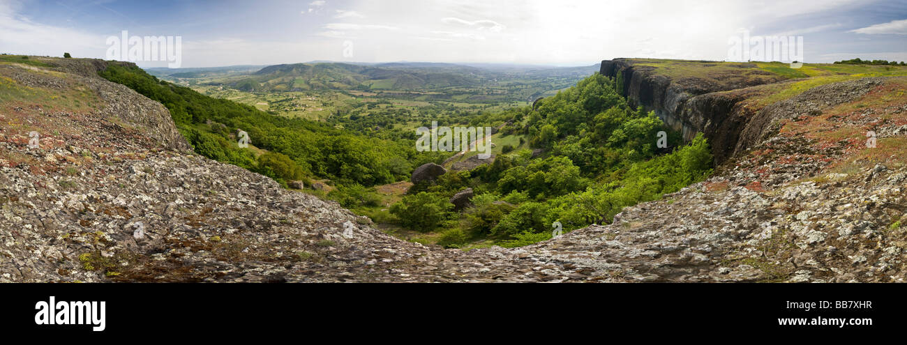 Einen Panoramablick über den Basalt Coirons Plateau, in der Ardeche (Frankreich). Vue Panoramique du Plateau Basaltique du Coirons (Frankreich) Stockfoto