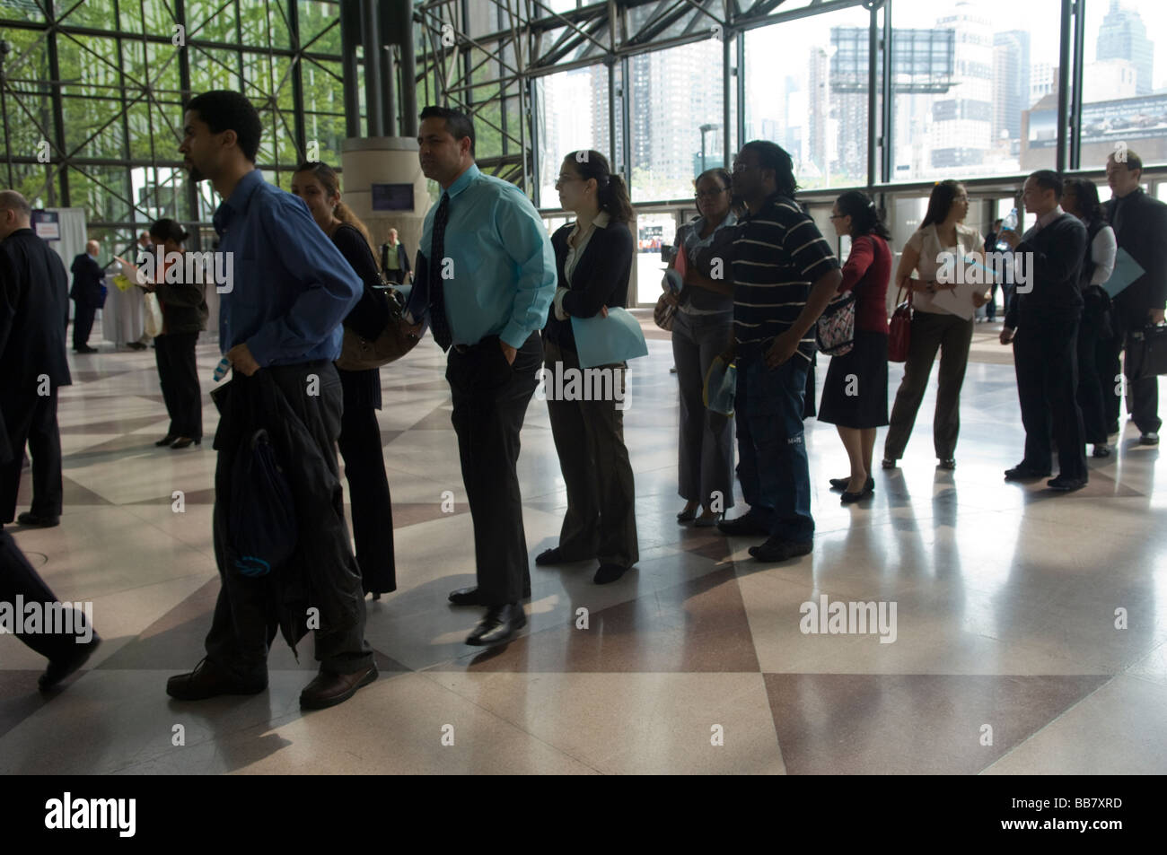 Arbeitssuchenden besuchen eine Jobmesse für Fachkräfte des Gesundheitswesens im Jacob Javits Convention Center in New York Stockfoto