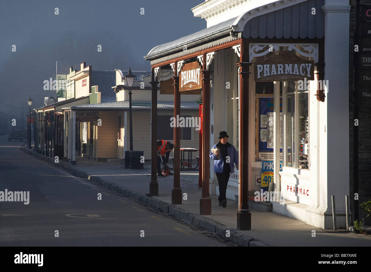 Smokey Wintertag in die historische Hauptstraße von Arrowtown Südinsel Neuseeland Stockfoto