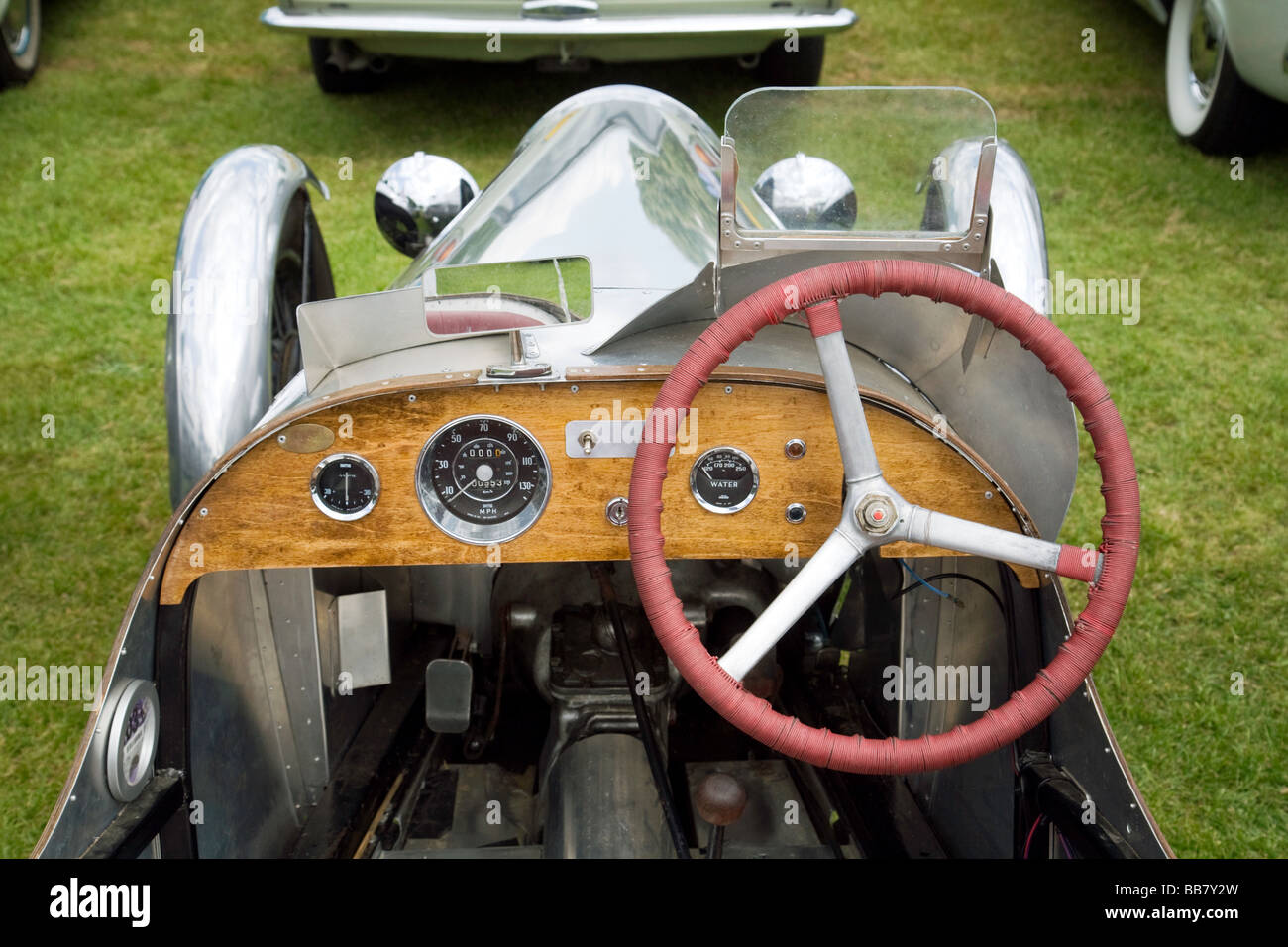 Eine Nahaufnahme von dem Armaturenbrett ein Vintage britische Sportwagen auf Wallingford Classic-Rallye, Oxfordshire, Vereinigtes Königreich Stockfoto