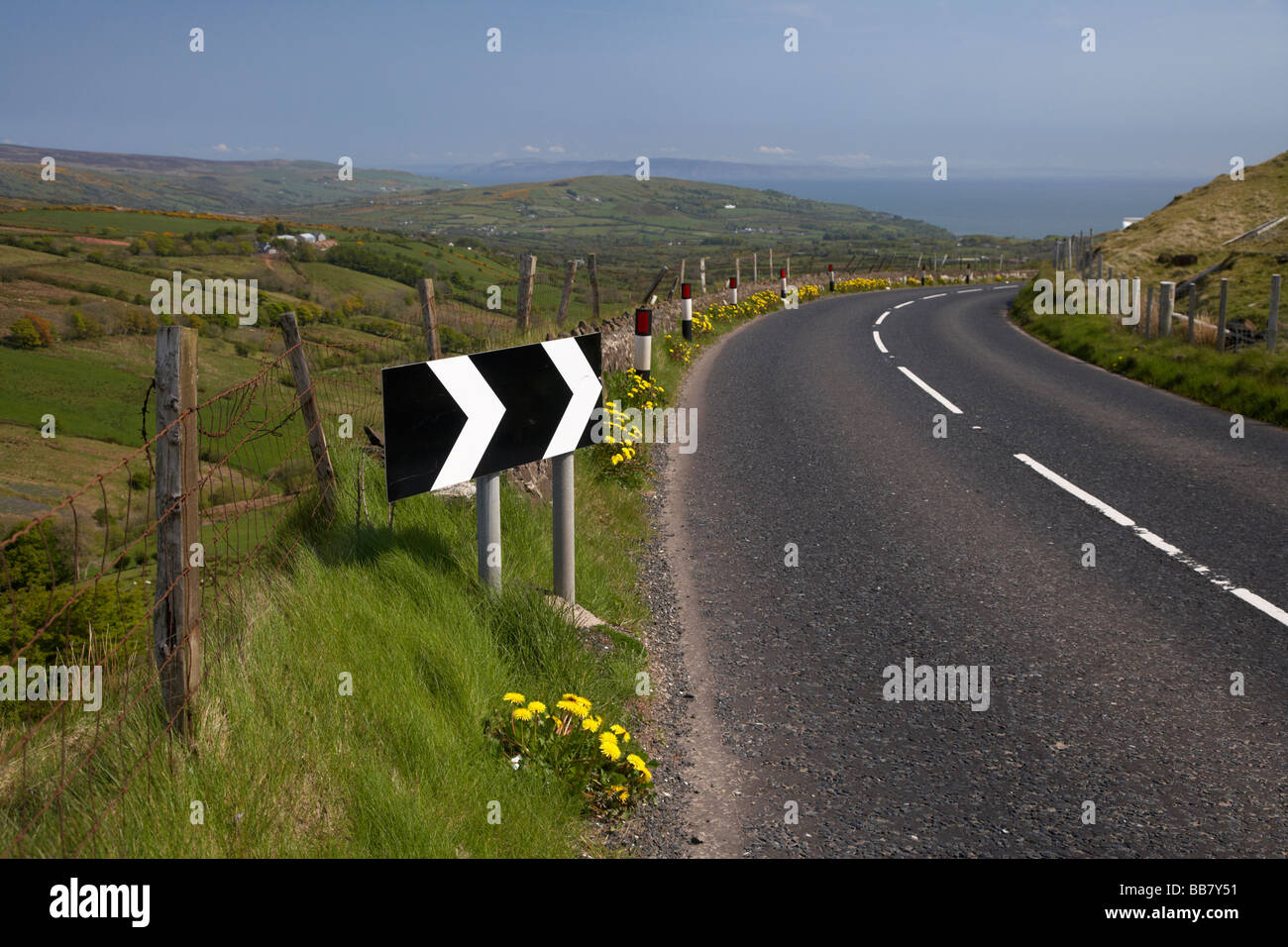 gefährlich an Land Bergstraße zu biegen, obwohl Glenballyemon scenic route Glen Valley County Antrim Nord Irland Vereinigtes Königreich Stockfoto