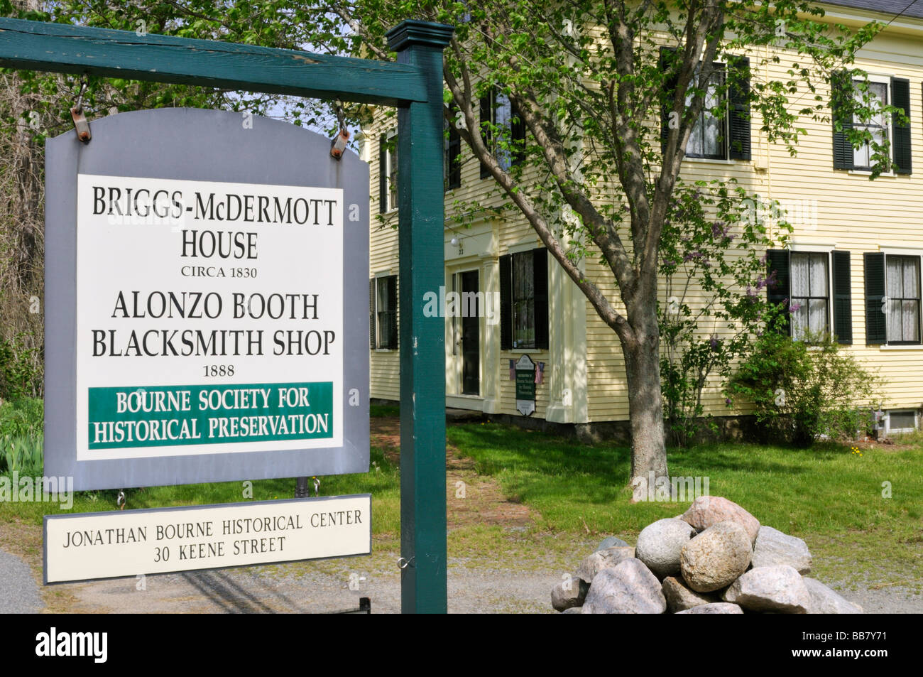 Historische Briggs-Mc Dermott Haus und Alonzo Stand Schmiede Museen mit Vorzeichen im Bourne Cape Cod Massachusetts Stockfoto