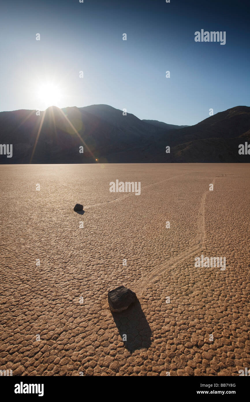 Verschieben von Felsen auf Salinen an der Rennstrecke im Death Valley National Park in Kalifornien, USA Stockfoto