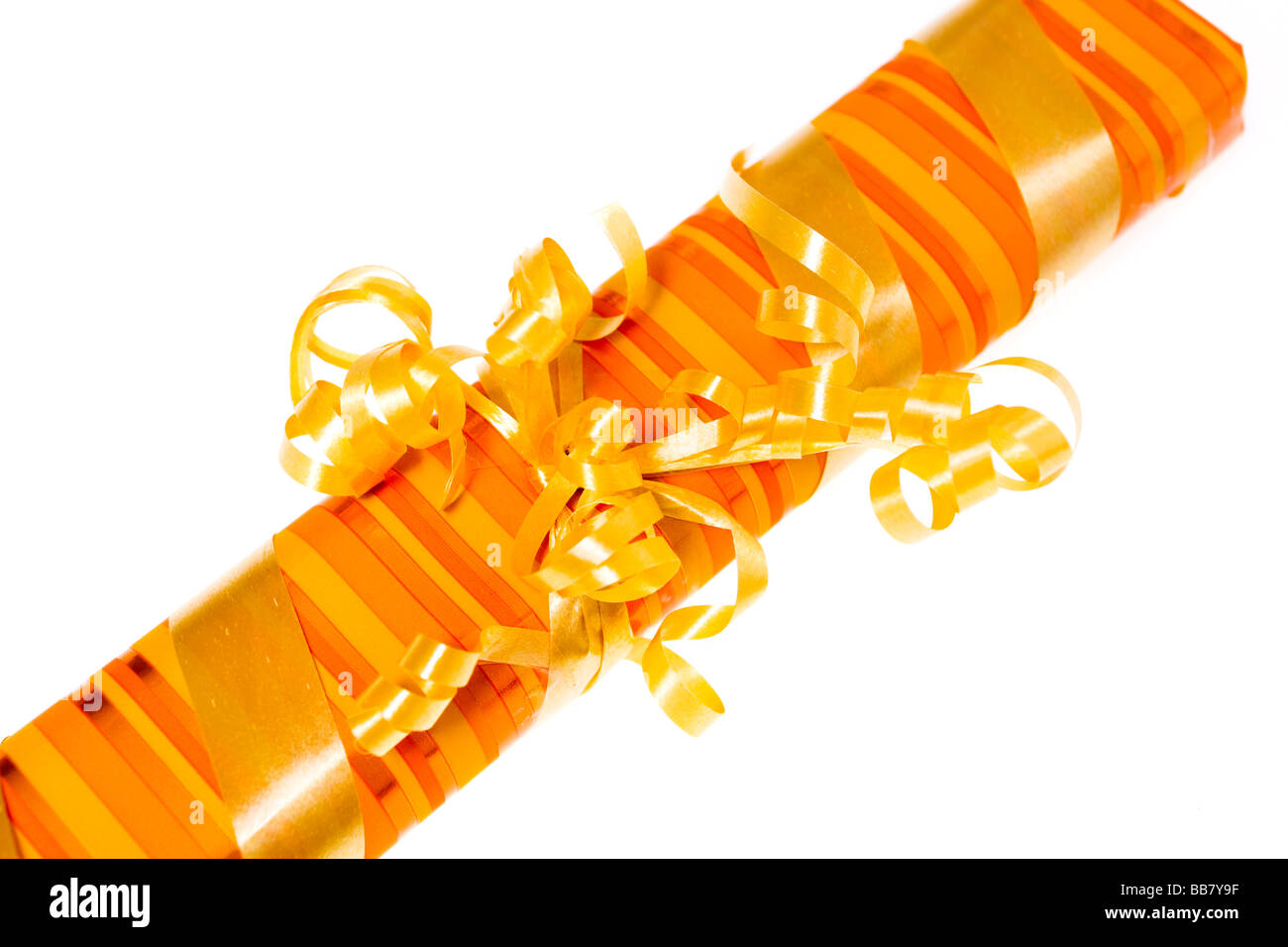 Orange Geschenkbox mit Schleife isoliert Stockfoto