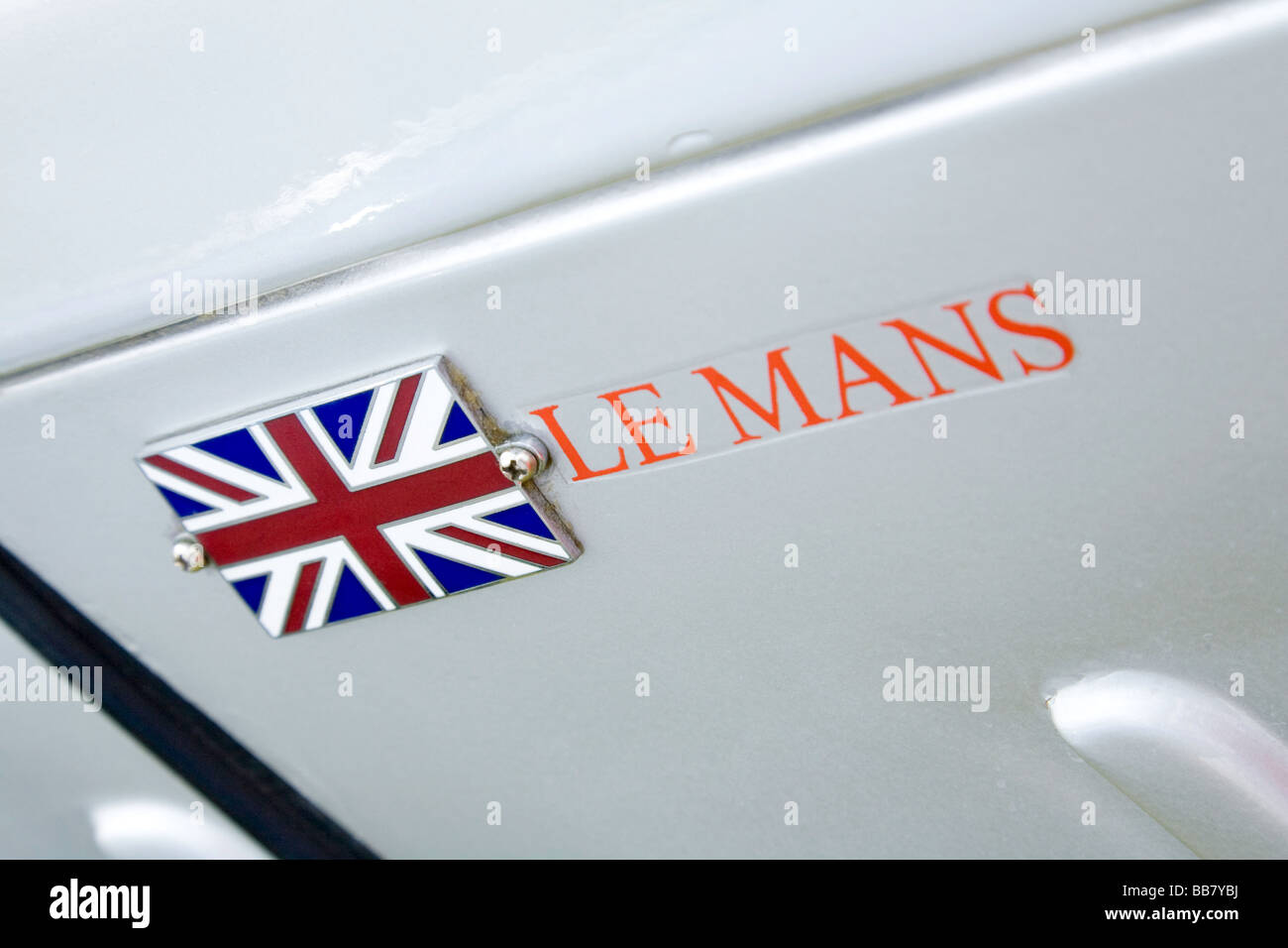 Nahaufnahme eines Le Mans-Zeichen und Union Jack auf einem Oldtimer Sportwagen, Stockfoto