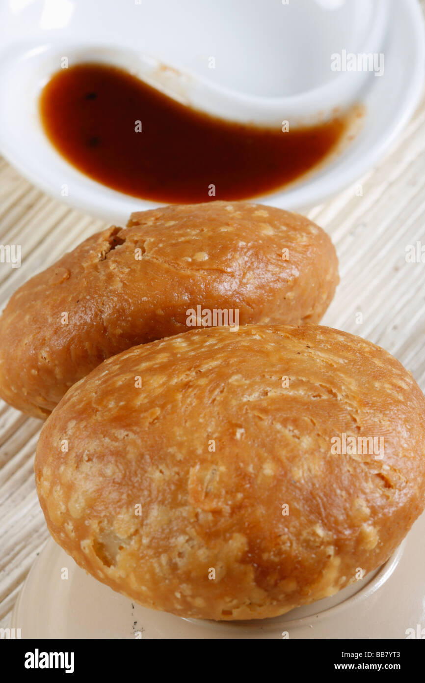 Kachori ist ein beliebter würzige Snack aus Uttar Pradesh und Rajasthan. Stockfoto