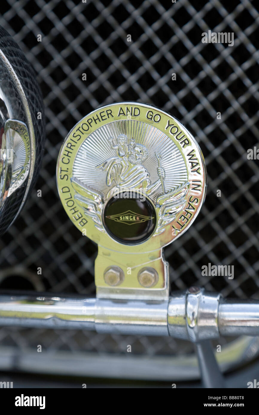 Nahaufnahme eines St Christopher Abzeichen auf einem Vintage Sänger Auto Stockfoto