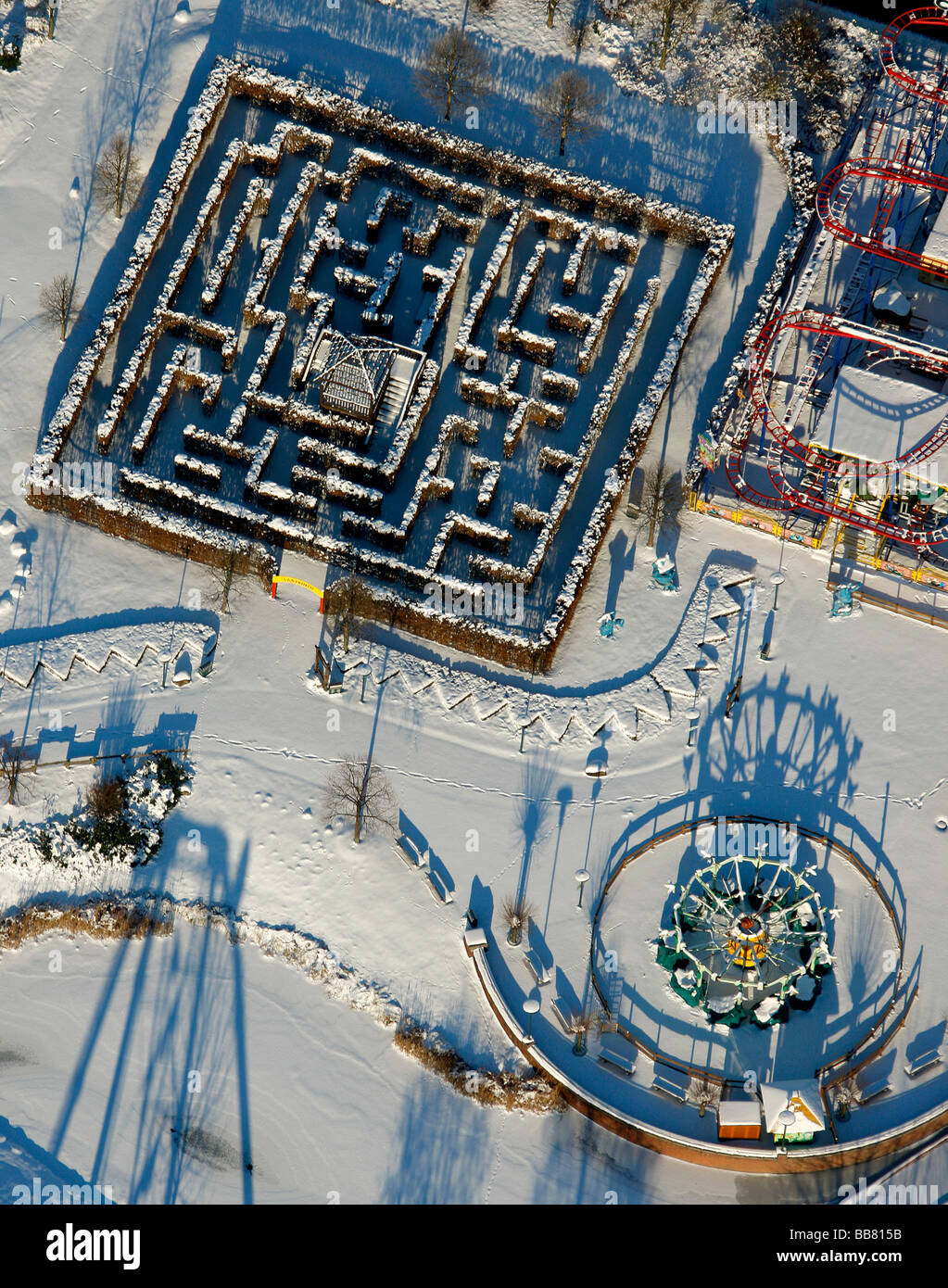 Luftaufnahme, Neue Mitte Centro Park Vergnügungspark mit Labyrinth, winter, Oberhausen, Ruhrgebiet, Nordrhein Westfalen, Ger Stockfoto