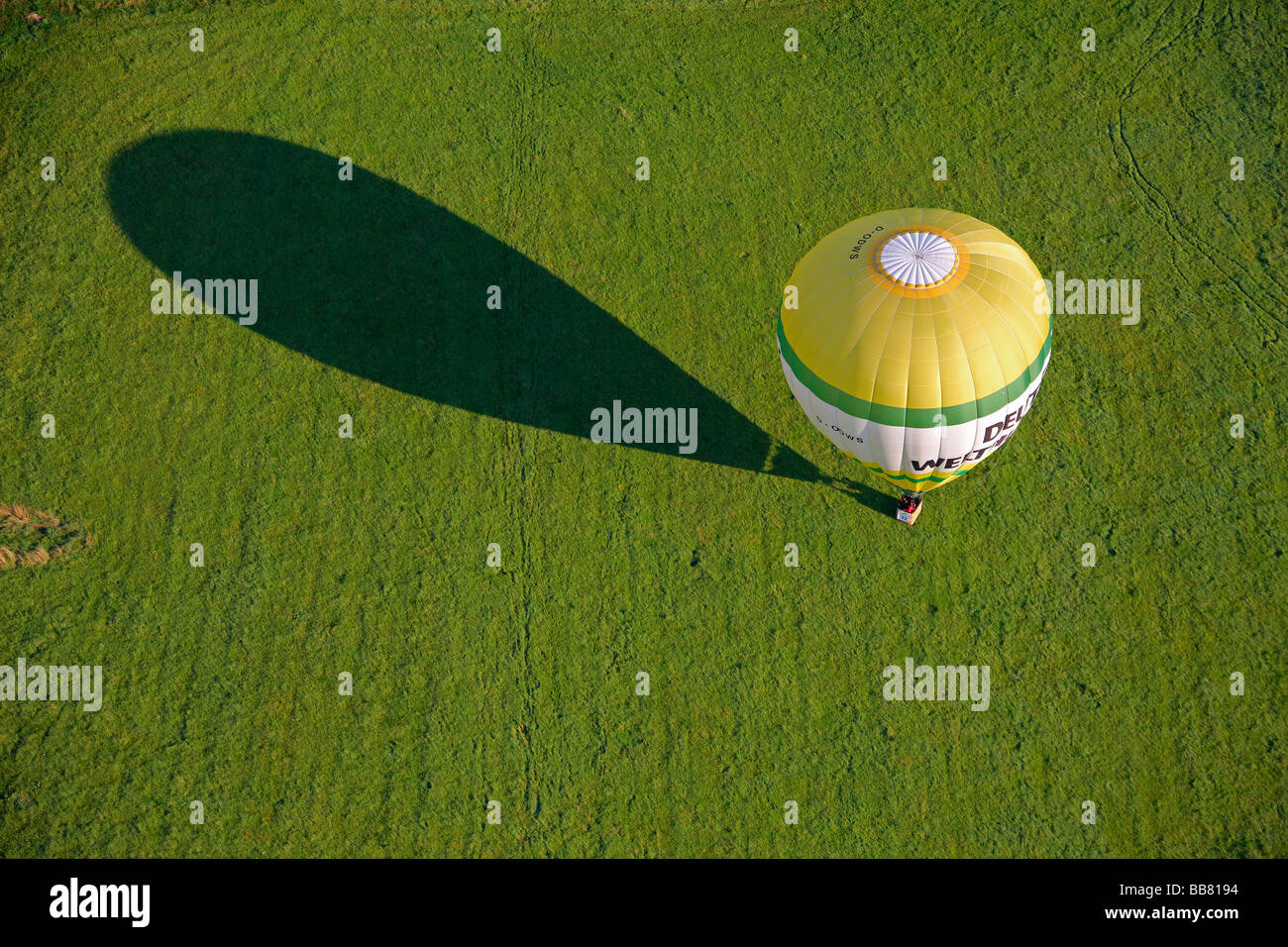 Luftbild, Heißluftballon Landung während der Warsteiner Internationale Montgolfiade (WIM), Heißluftballon-Meisterschaften Stockfoto