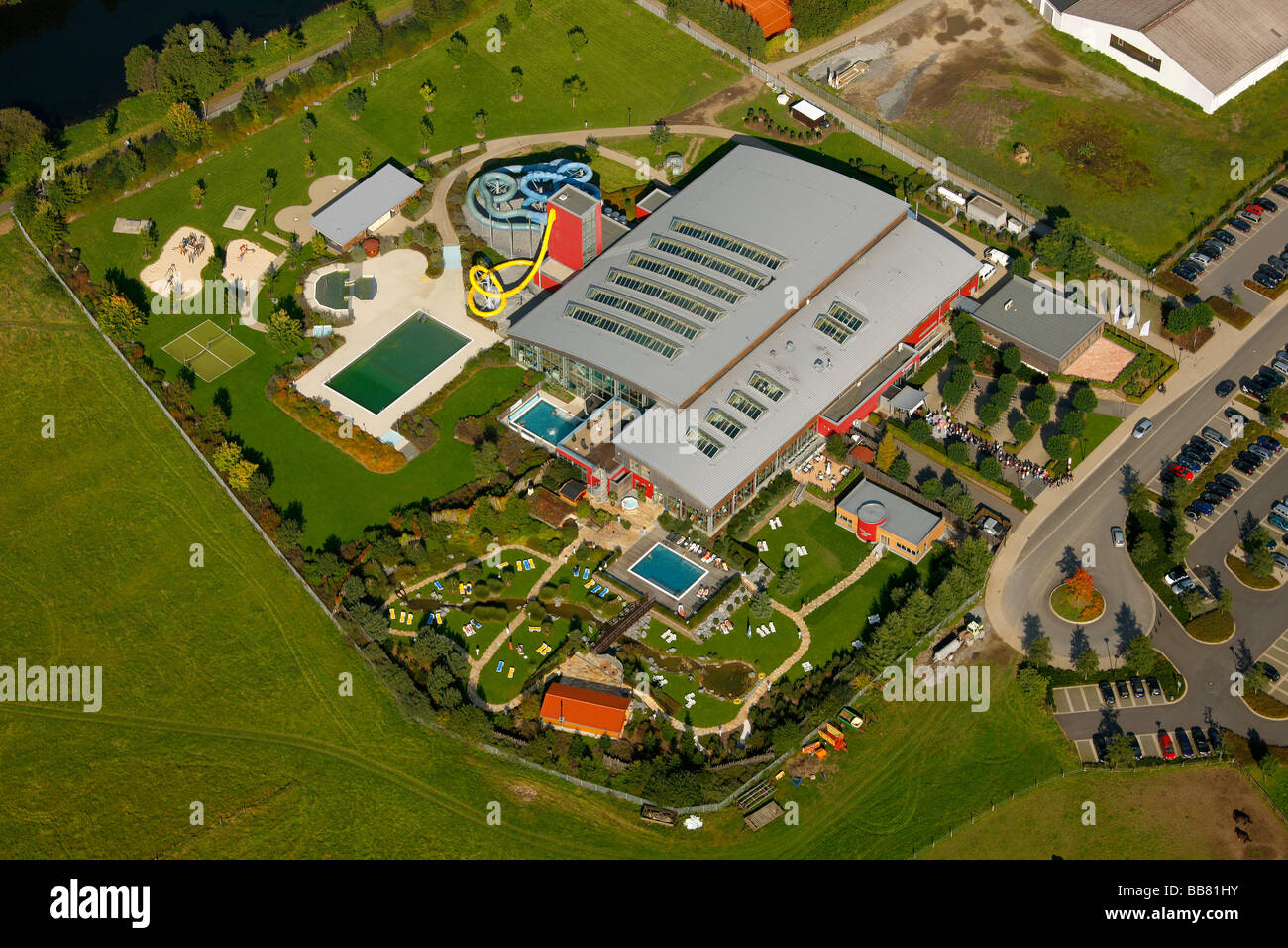 Luftaufnahme, Erlebnisbad Aquamagis Wasserpark, Fluss Lenne, Plettenberg, Maerkischer Kreis, Sauerland, Nordrhein-Westfalen, Stockfoto