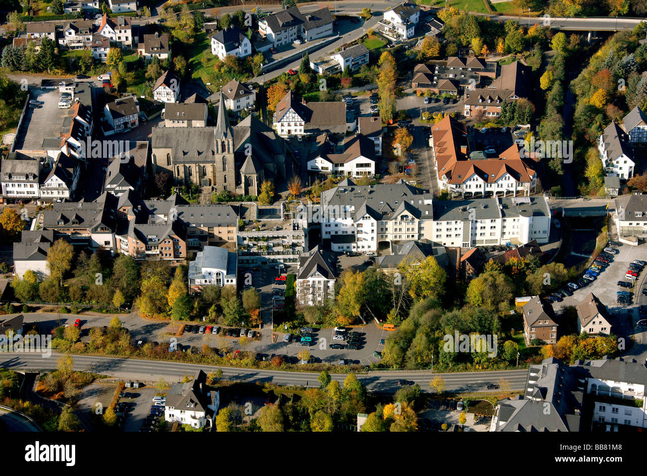 Luftaufnahme, Rathaus und Stadtzentrum, Sundern, Hochsauerlandkreis, Sauerland, Nordrhein-Westfalen, Deutschland, Europa Stockfoto