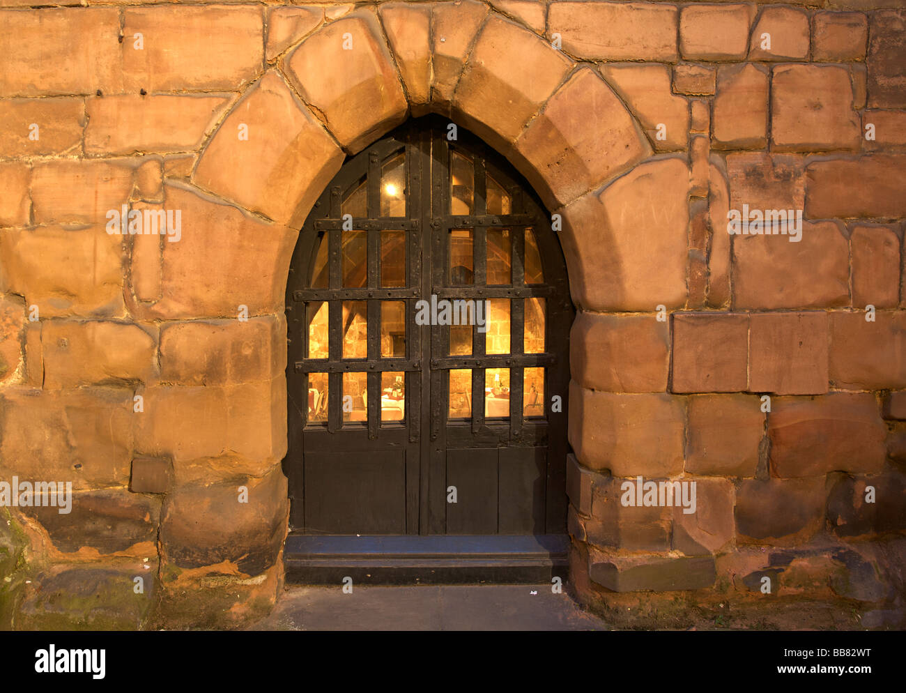 Die Eingangstür in St. Marien Guildhall in der Innenstadt von Coventry, West Midlands, England, Vereinigtes Königreich Stockfoto