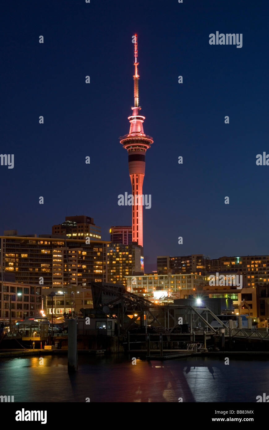 Auckland Skytower nachts gesehen vom Viadukt Hafen, Neuseeland Stockfoto
