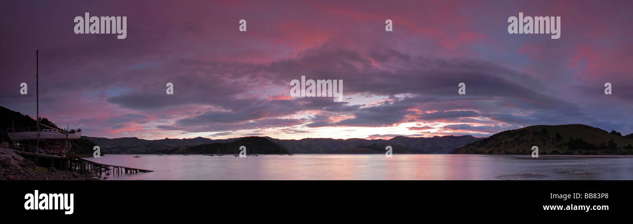 Eine bunte Sonnenaufgang über Akaroa Harbour an Banken Halbinsel, Neuseeland Stockfoto