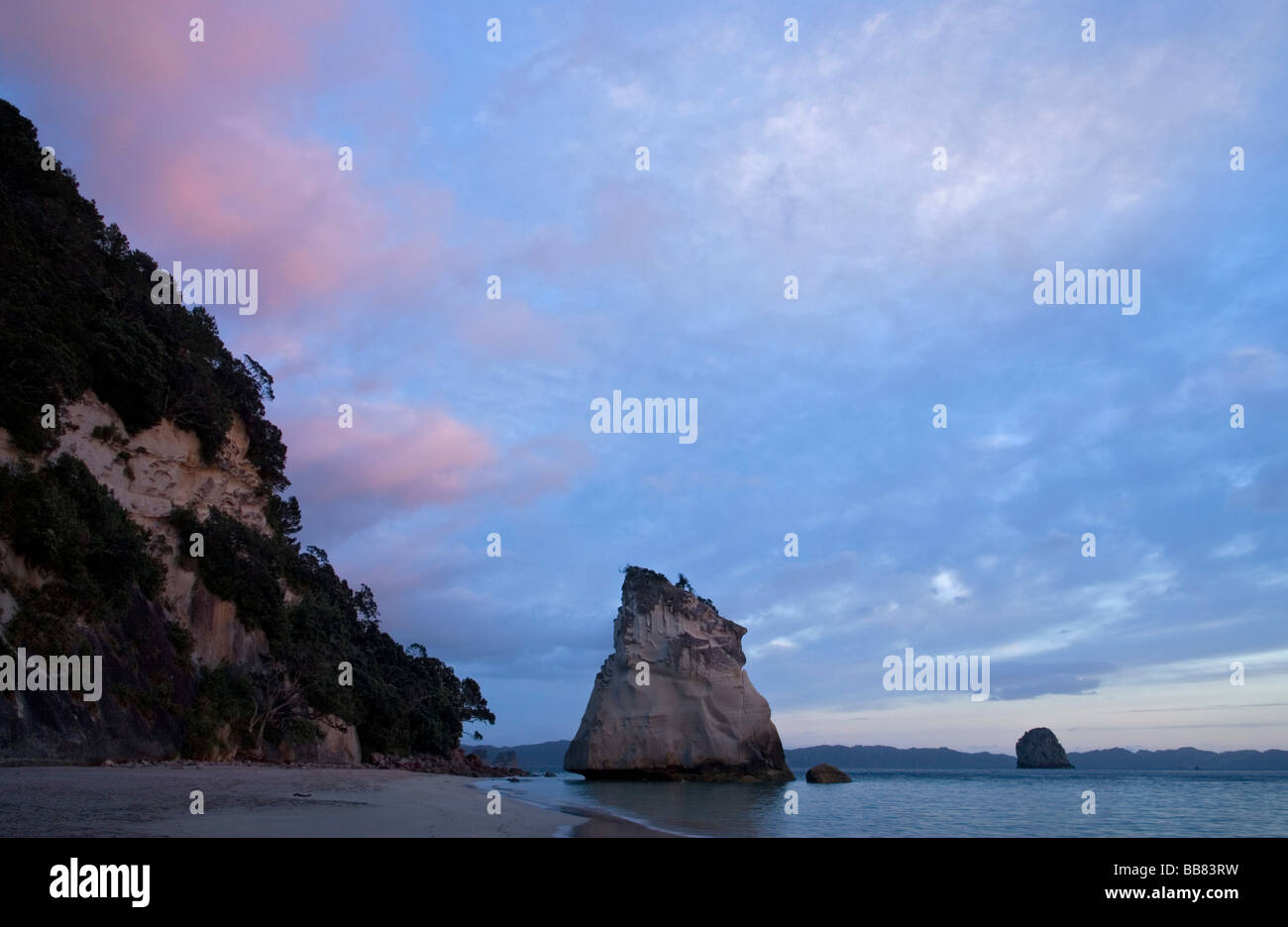 Bunte Wolken über Cathedral Cove vor Sonnenaufgang, Neuseeland Stockfoto