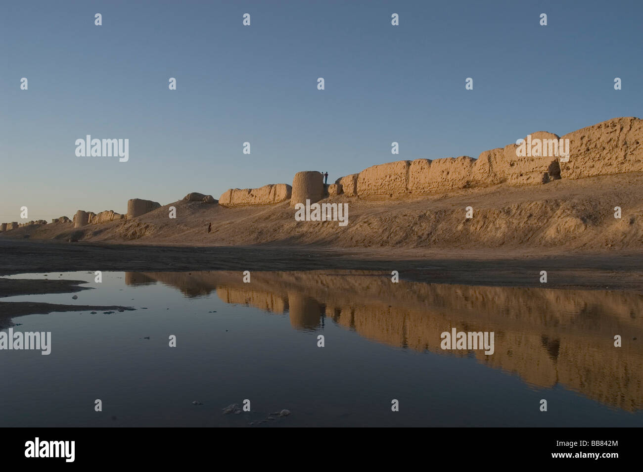 Die alte Stadtmauer von Merv, Mary Turkmenistan am späten Nachmittag. Stockfoto