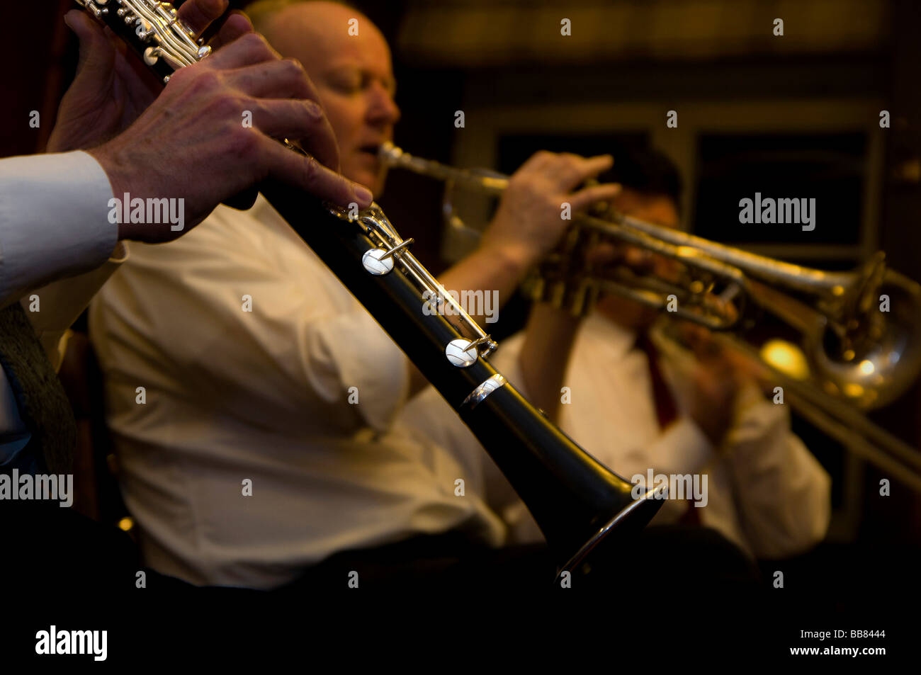 Jazz-Konzert mit einer Clarinette vor einem unscharfen Trompeter Stockfoto