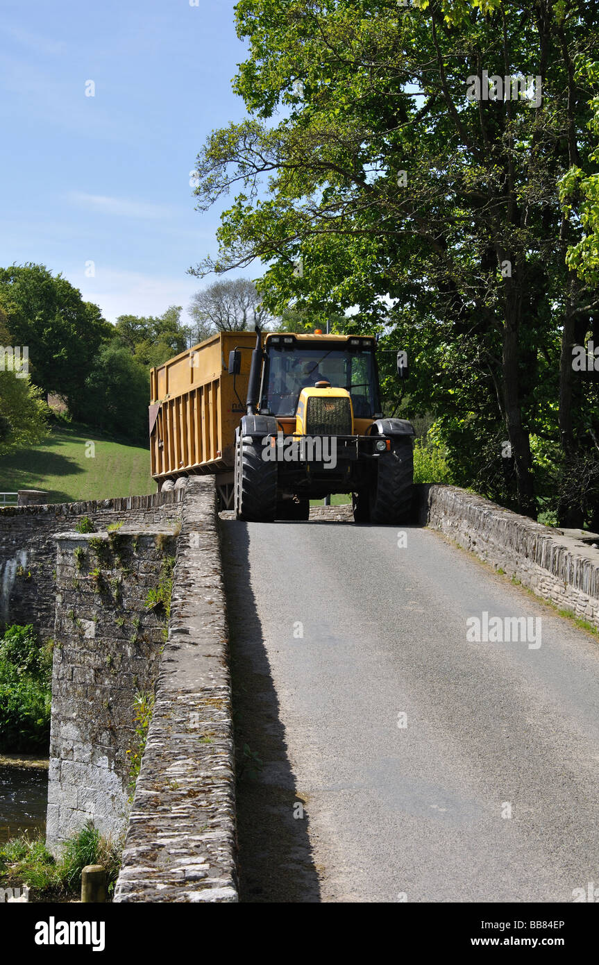 Sileage Traktor über Nevern Brücke Stockfoto