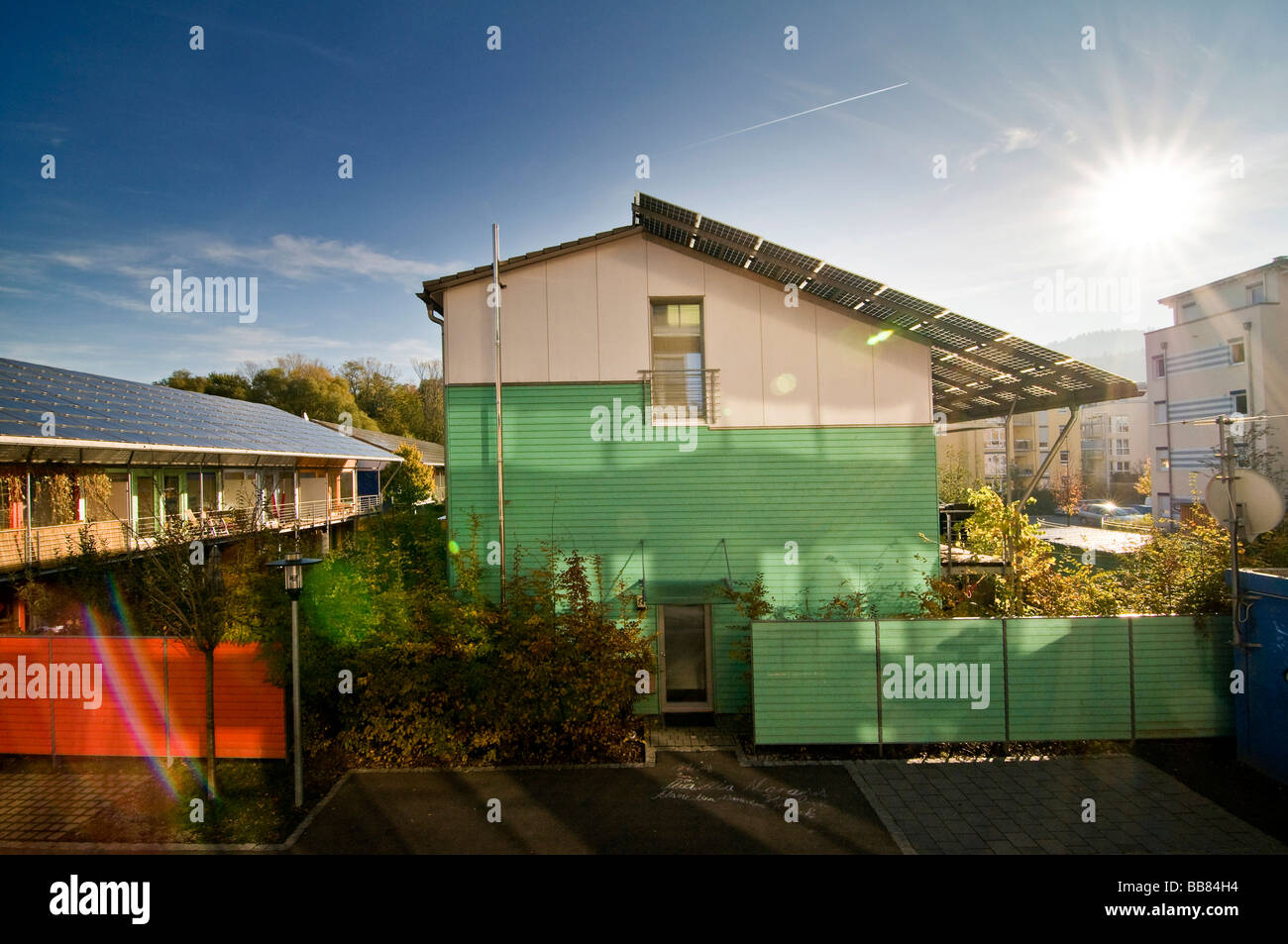 Passivhäuser mit Photovoltaik-Anlagen auf ihren Dächern, Stadtteil Vauban, Freiburg Im Breisgau, Baden-Württemberg, Deutschland Stockfoto