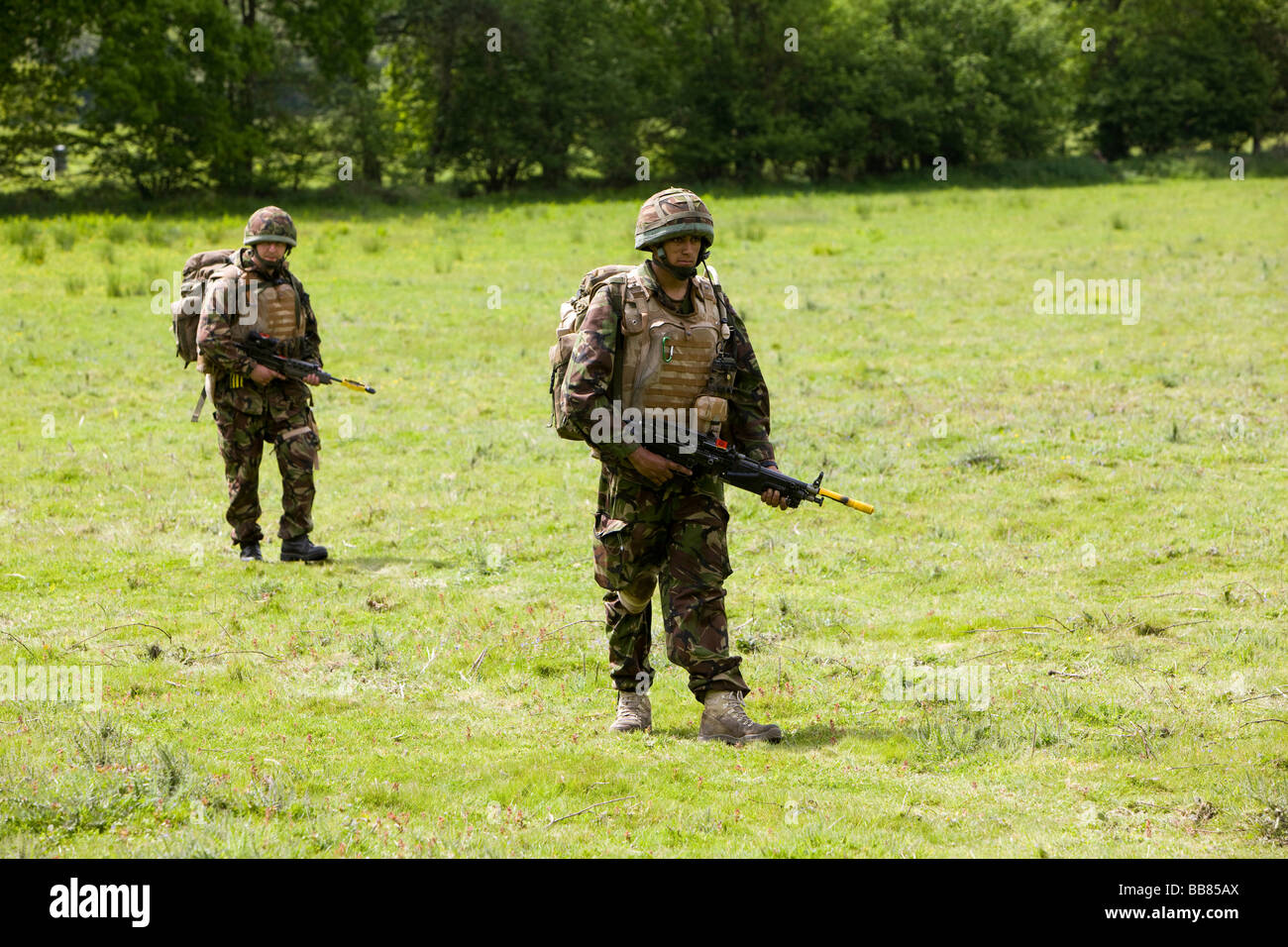 Britische Soldaten aus dem 4. Bataillon, die Gewehre auf execises bei Bramley Trainingsbereich, Hampshire. Stockfoto