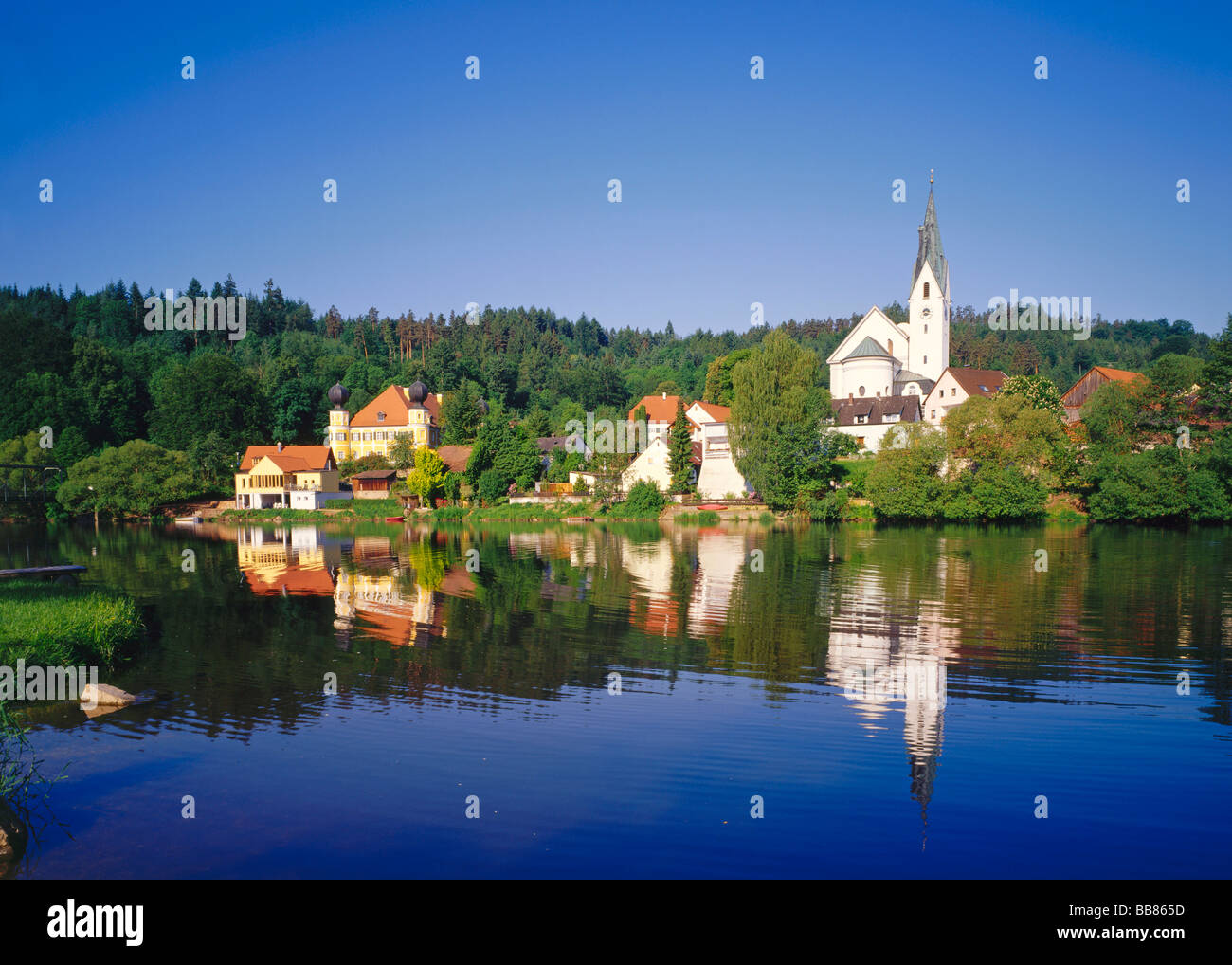 Burg und Pfarrer der Kirche St. Laurentius, Ramspau am Fluss Regen, Oberpfalz, Bayern, Deutschland, Europa Stockfoto