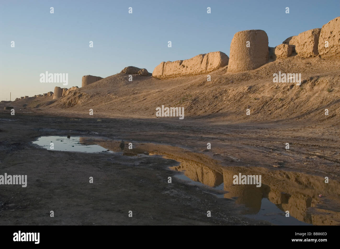 Die alte Stadtmauer von Merv, Mary Turkmenistan am späten Nachmittag. Stockfoto