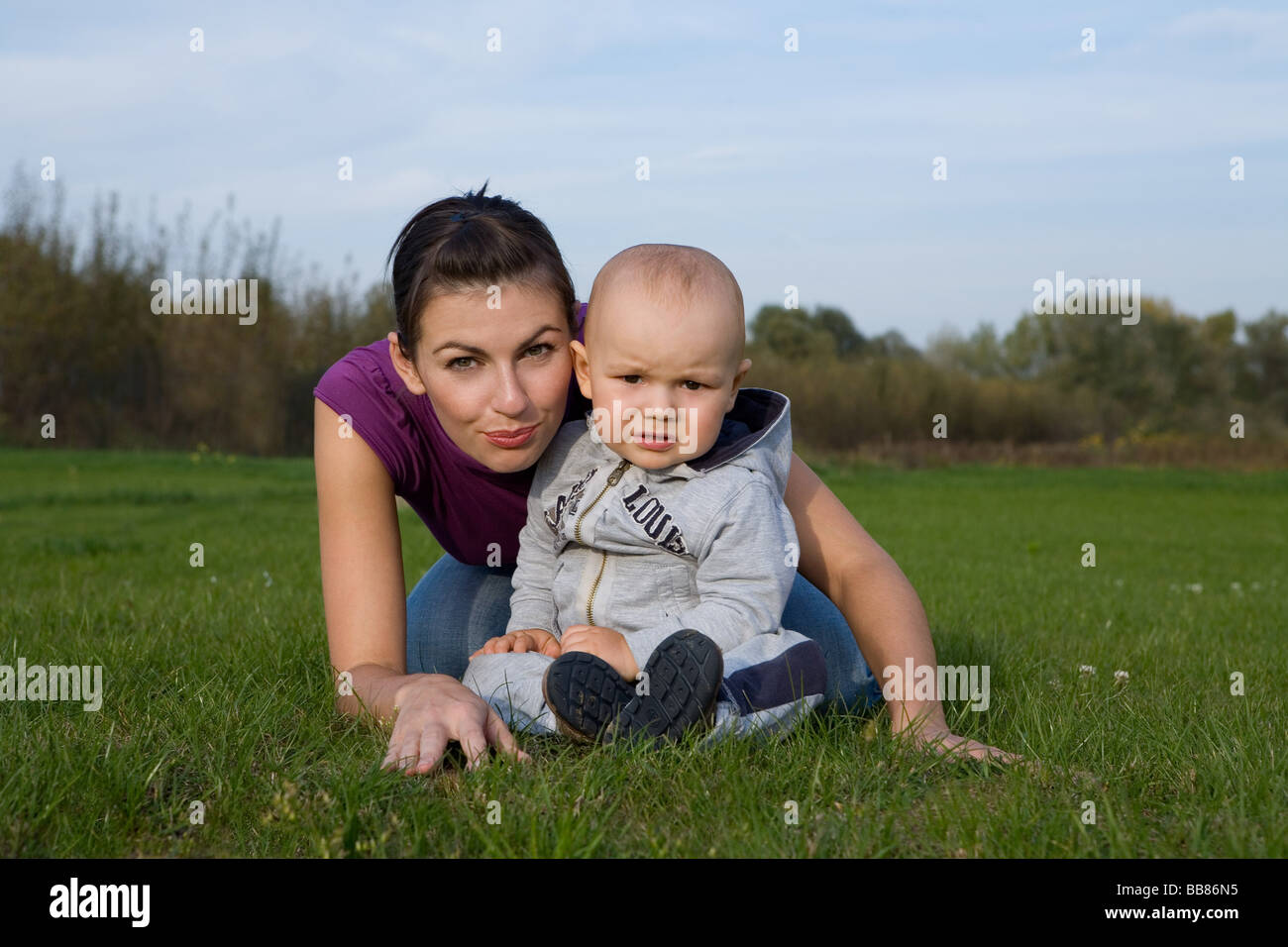 Fpeople, zwei, Kind, Mädchen, junge, Frau, Mutter, Sohn, Mutterschaft, Douther, 0-5, 25-30 Jahre, Erwachsene, Brünette, outdoor, Wiese, f Stockfoto