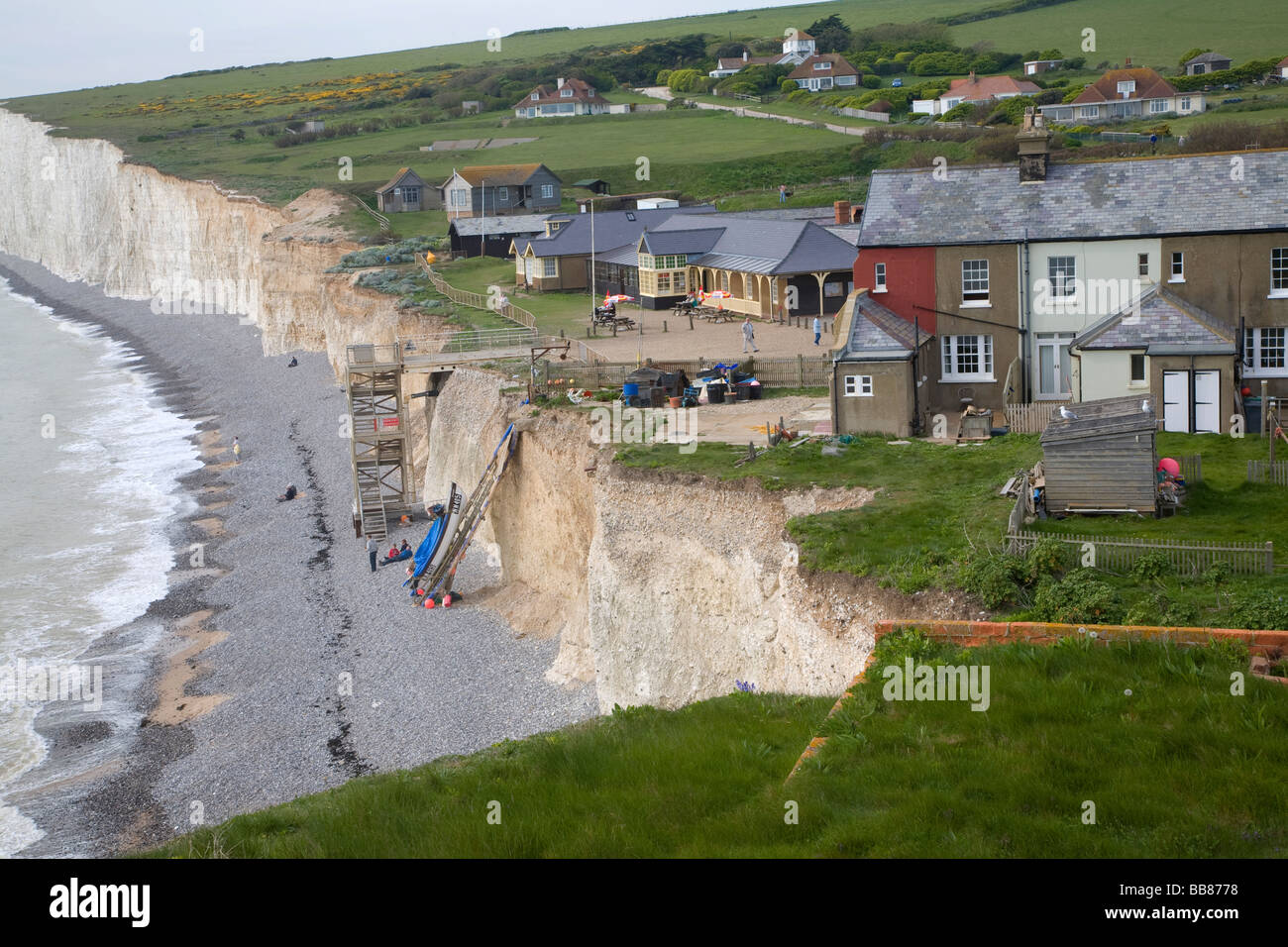 Birling Gap, East Sussex, England UK Häusern und anderen Gebäuden, die durch die Erosion der Küsten Stockfoto